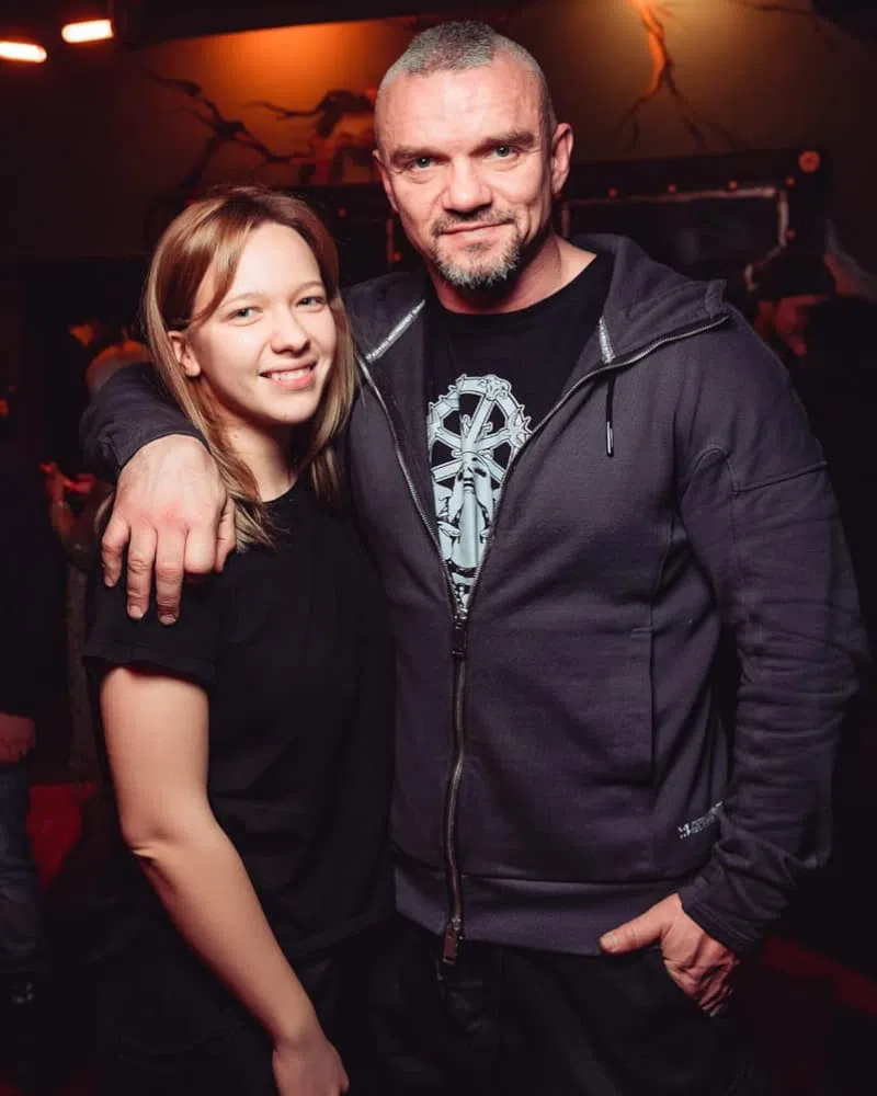 800x1000  https://oboi-download.ru/phone/vladimir-epifantsev-oboi-na-telefon/