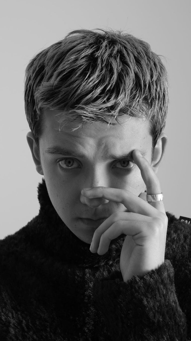 759x1350  В Твиттере: \ "Эмма Макки и Аса Баттерфилд Черно -белые фотосессии. Искусство метится https: //t.co/pq54kfvzly \"/Twitter