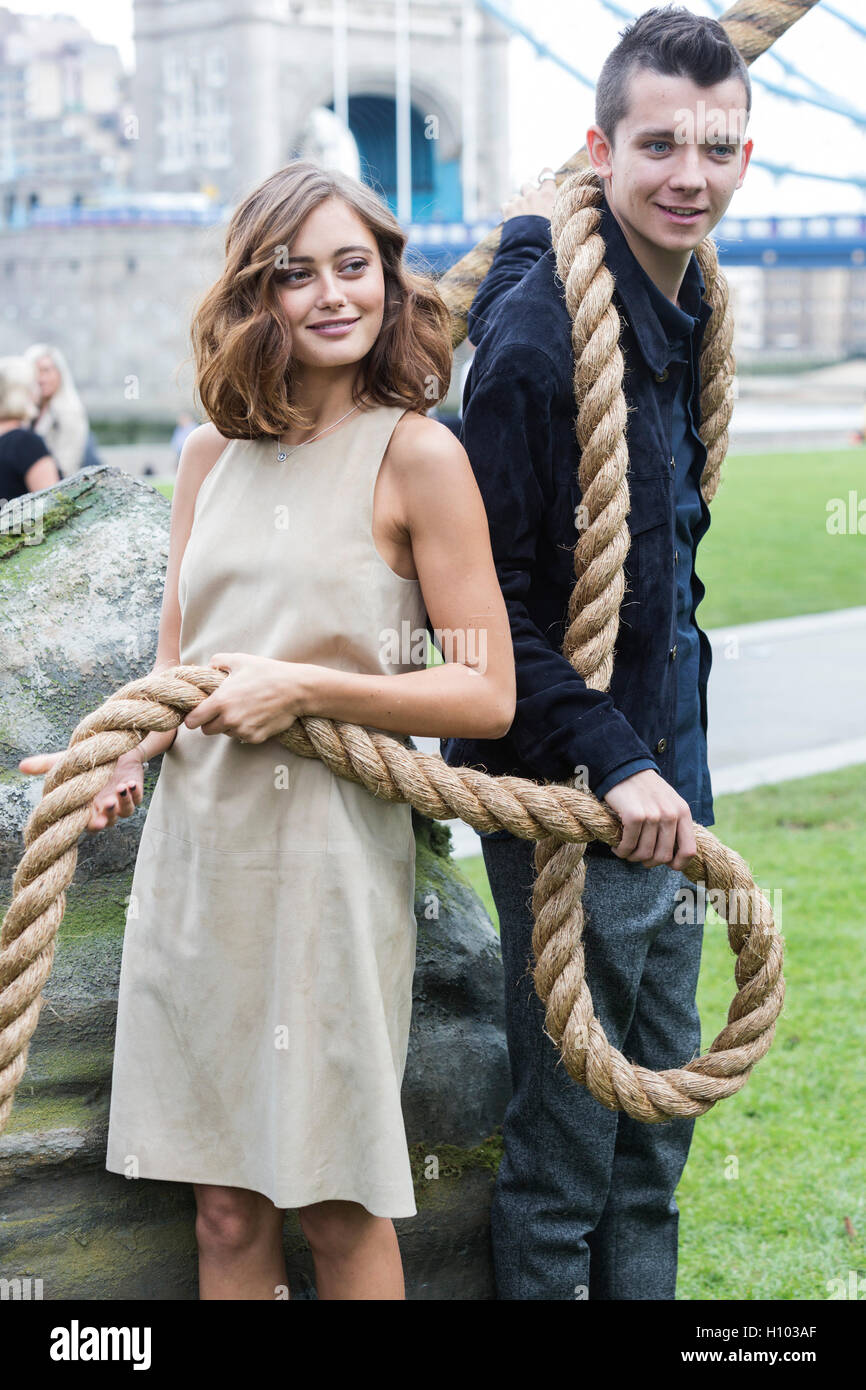 866x1390  Аса Баттерфилд милые картинки | Popsugar Celebrity UK