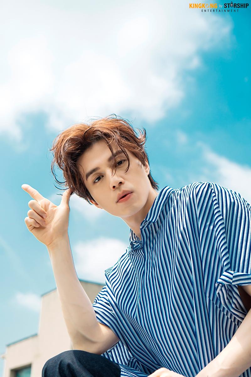 800x1199  Lee Dong Wook🇵🇭 Официальный På Twitter: \ »[Фото] Вот личная любимая фотография Head Admin из Wookie из его закулисной фотосессии. Он просто выглядит так глупо, даже не стараясь.