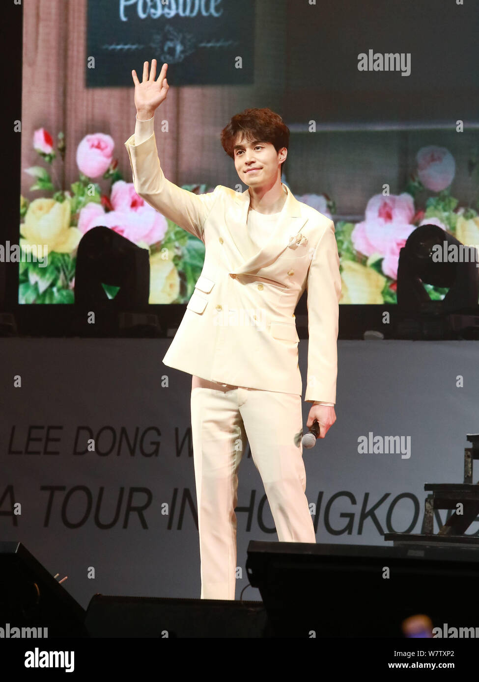 975x1390  Южнокорейский актер Ли Донг -Вук посещает его фанатскую встречу \ "Для моей дорогой \" в Гонконге, Китай, 3 мая 2017 года.