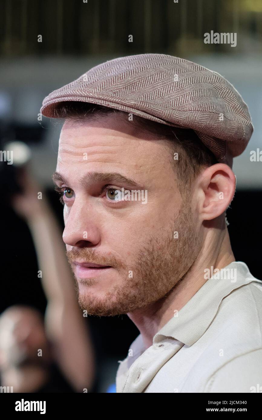 866x1390  Керем Бюрсин посещает фотоколл презентации NFT (нераверная история) в капитальной комнате в Мадриде. (Фотография Атилано Гарсия / СОПА изображения / SIPA USA Stock Photo - Alamy