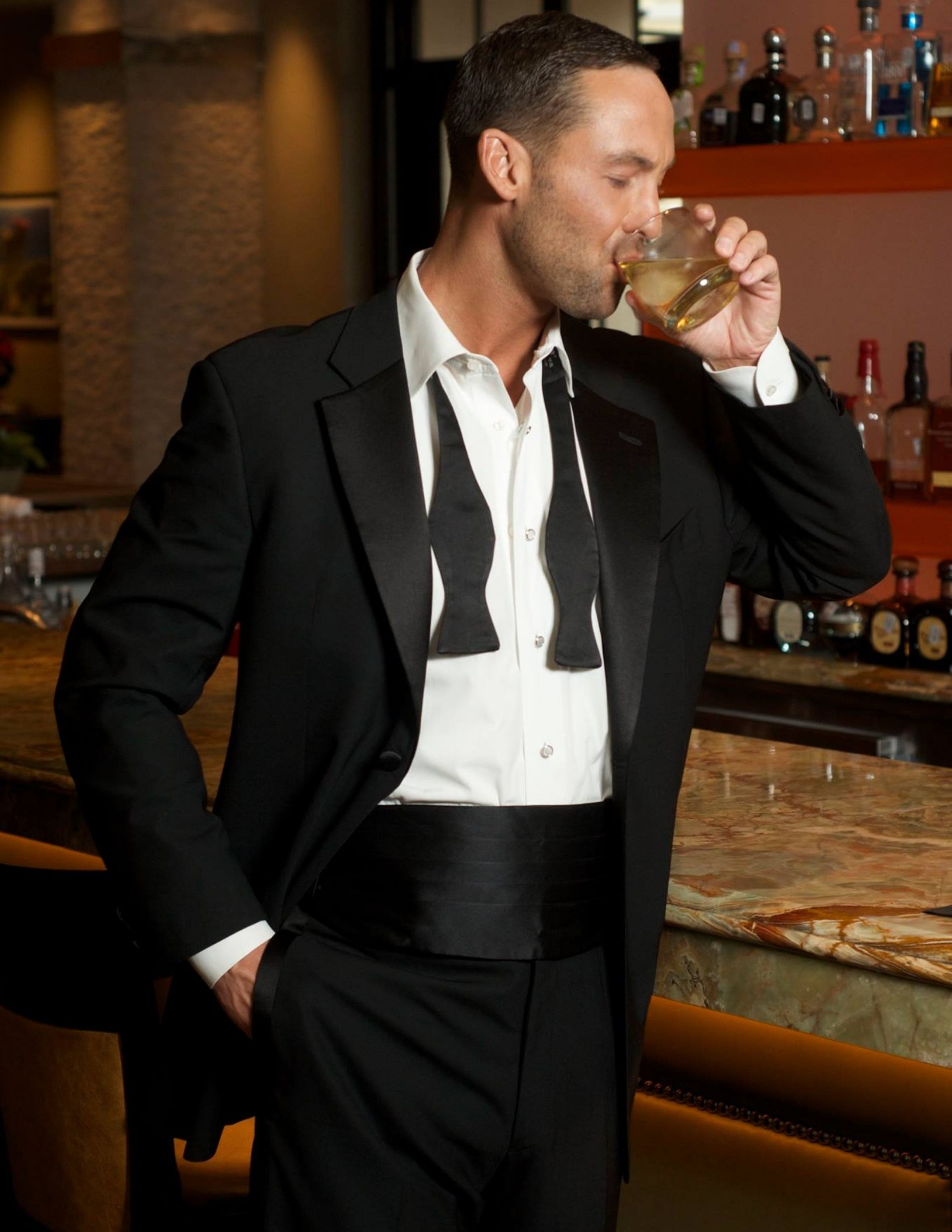 2356x3048  Человек в черном костюме пить стакан ликера · Бесплатное Стоковое фото