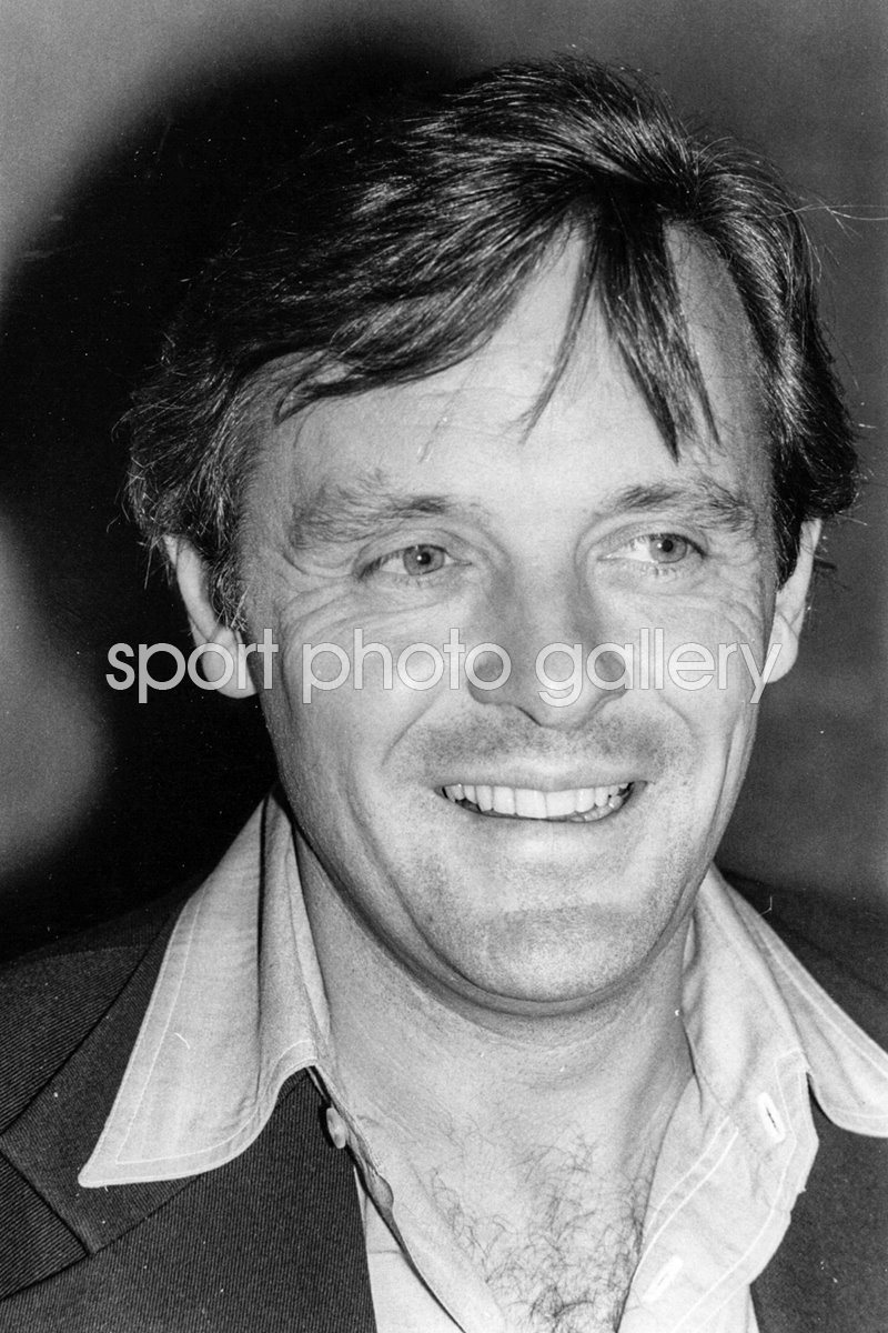 800x1200  Скачать Энтони Хопкинс с клетчатым костюмом обои | Wallpapers.com