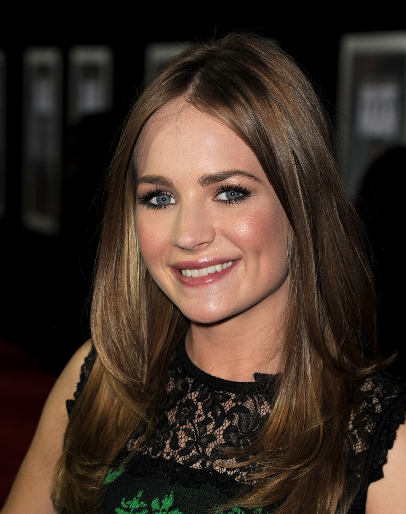 809x1024  Скачать Бритт Робертсон Джордж Клуни завтрашний день 4K 5K 8K.