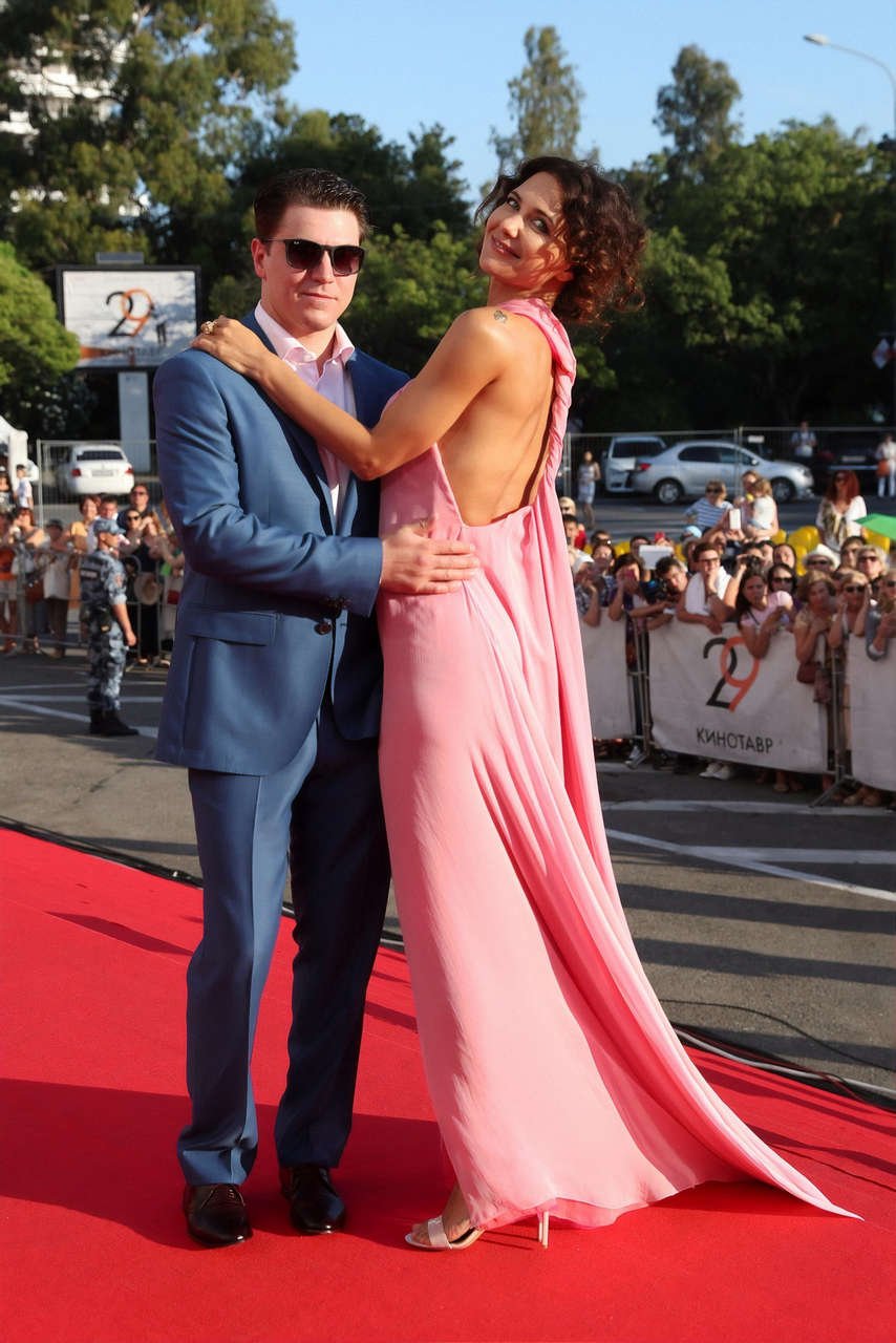 854x1280  Климова в «парео», Месхи — «курортный ловелас»: стилист оценил парные  выходы «Кинотавра» | WMJ.ru