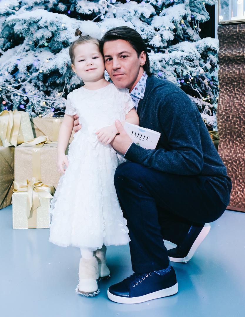 834x1080  1941. Крылья над Берлином — Википедия