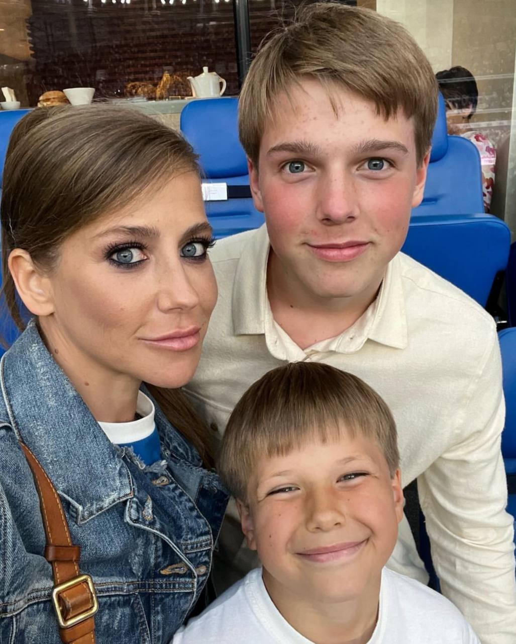 1027x1280  Гела Месхи вышел в свет с новой избранницей