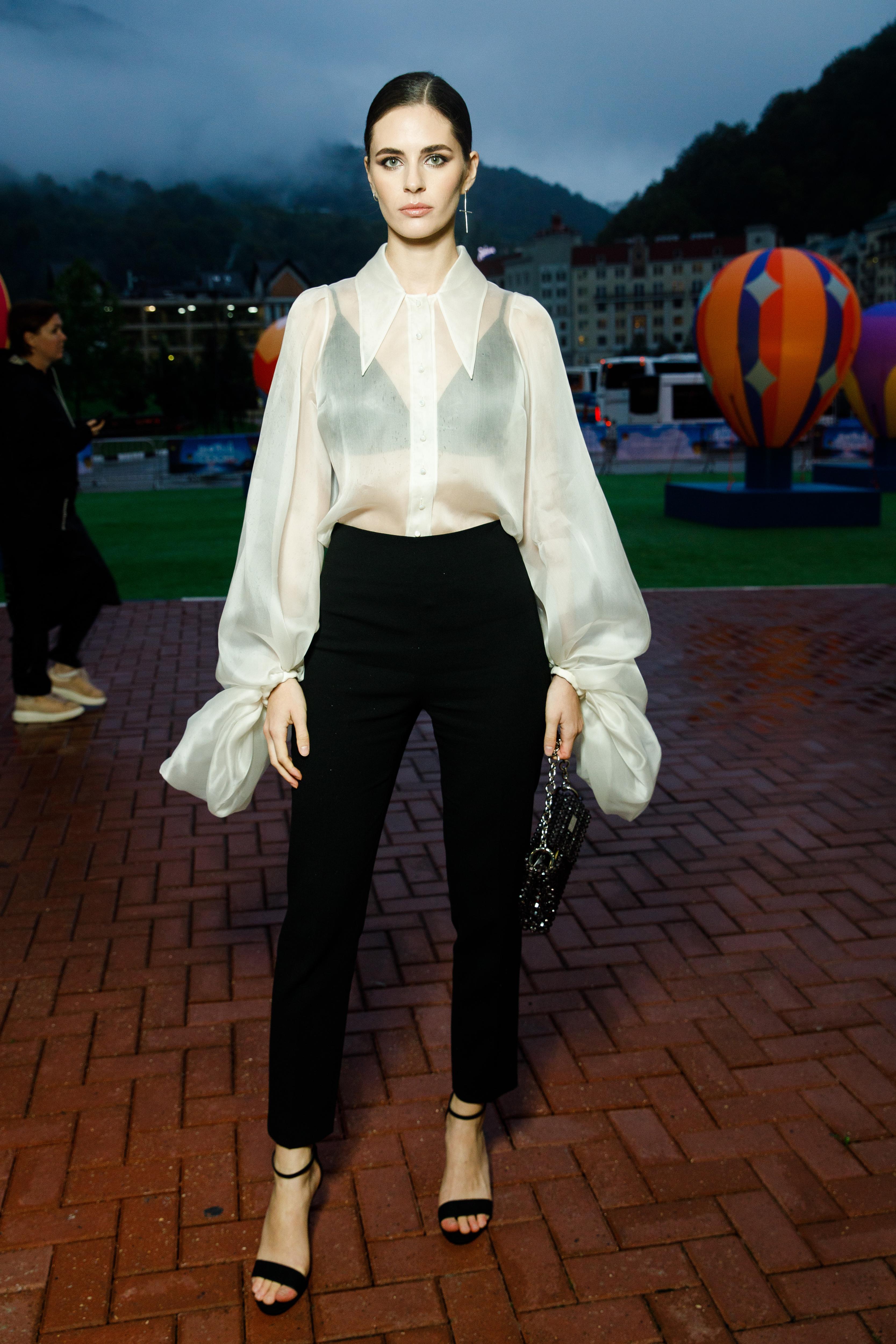 3334x5000  Шакира в прозрачной блузке, Сысоева в мини-юбке и еще один русский Тимоти  Шаламе: четвертый день фестиваля «Новый сезон» | WOMAN