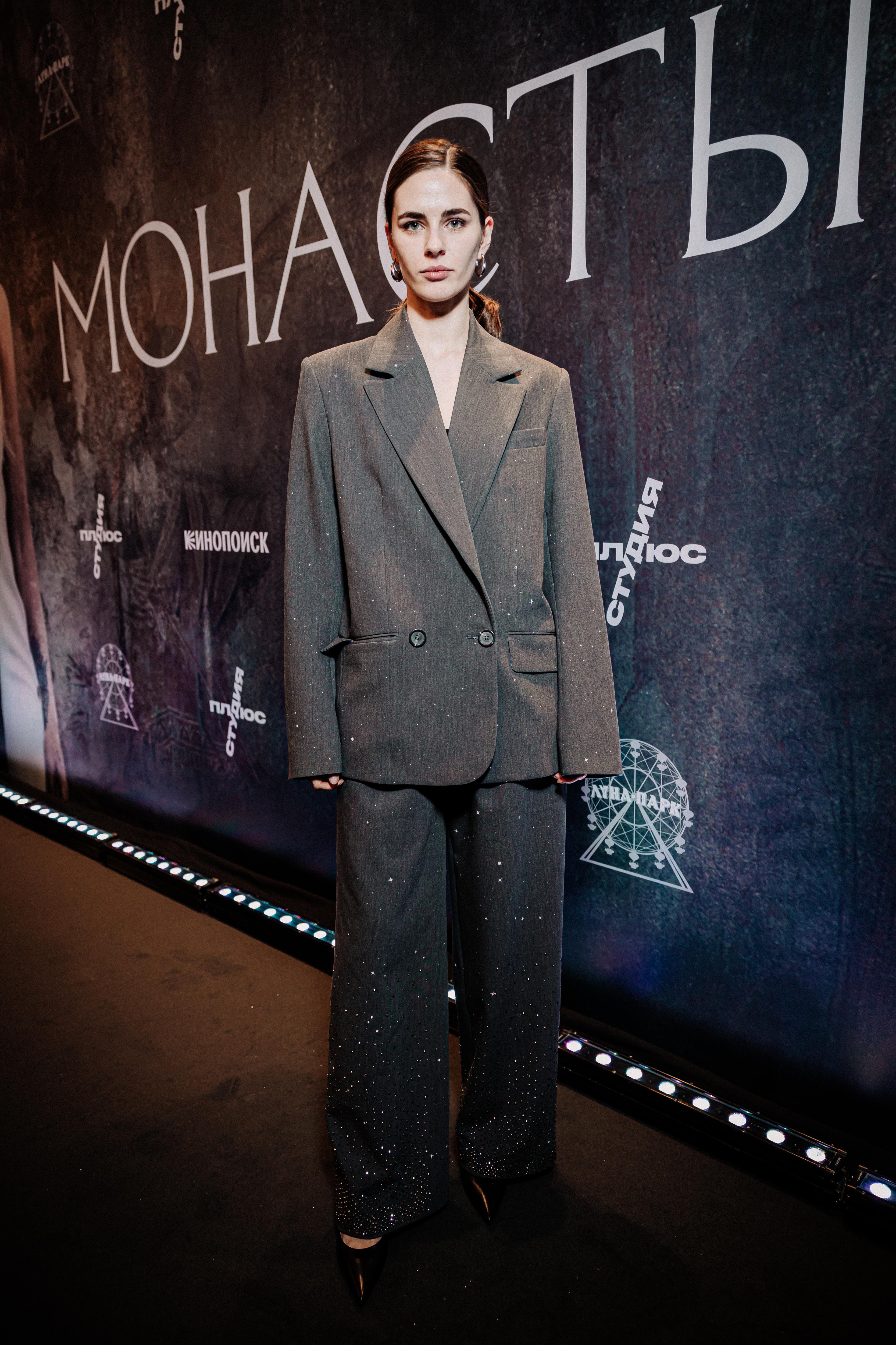 3333x5000  Настя Ивлеева пришла без лифчика, но с мамой: в Москве состоялась премьера  сериала «Монастырь» | STARHIT