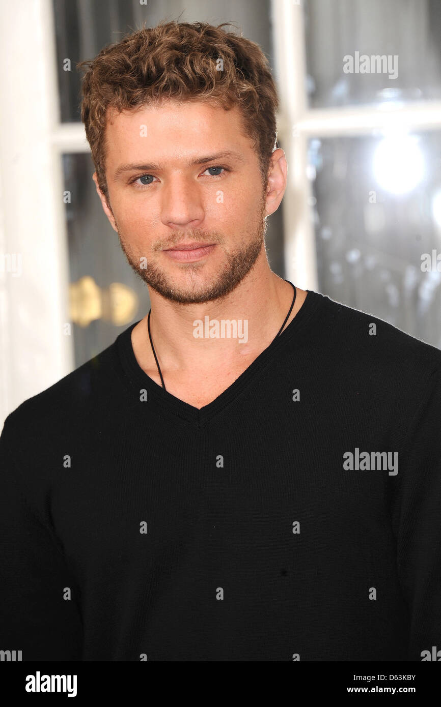 866x1390  Райан Филлипп без рубашки на пляже в Малибу | Попсугар знаменитость