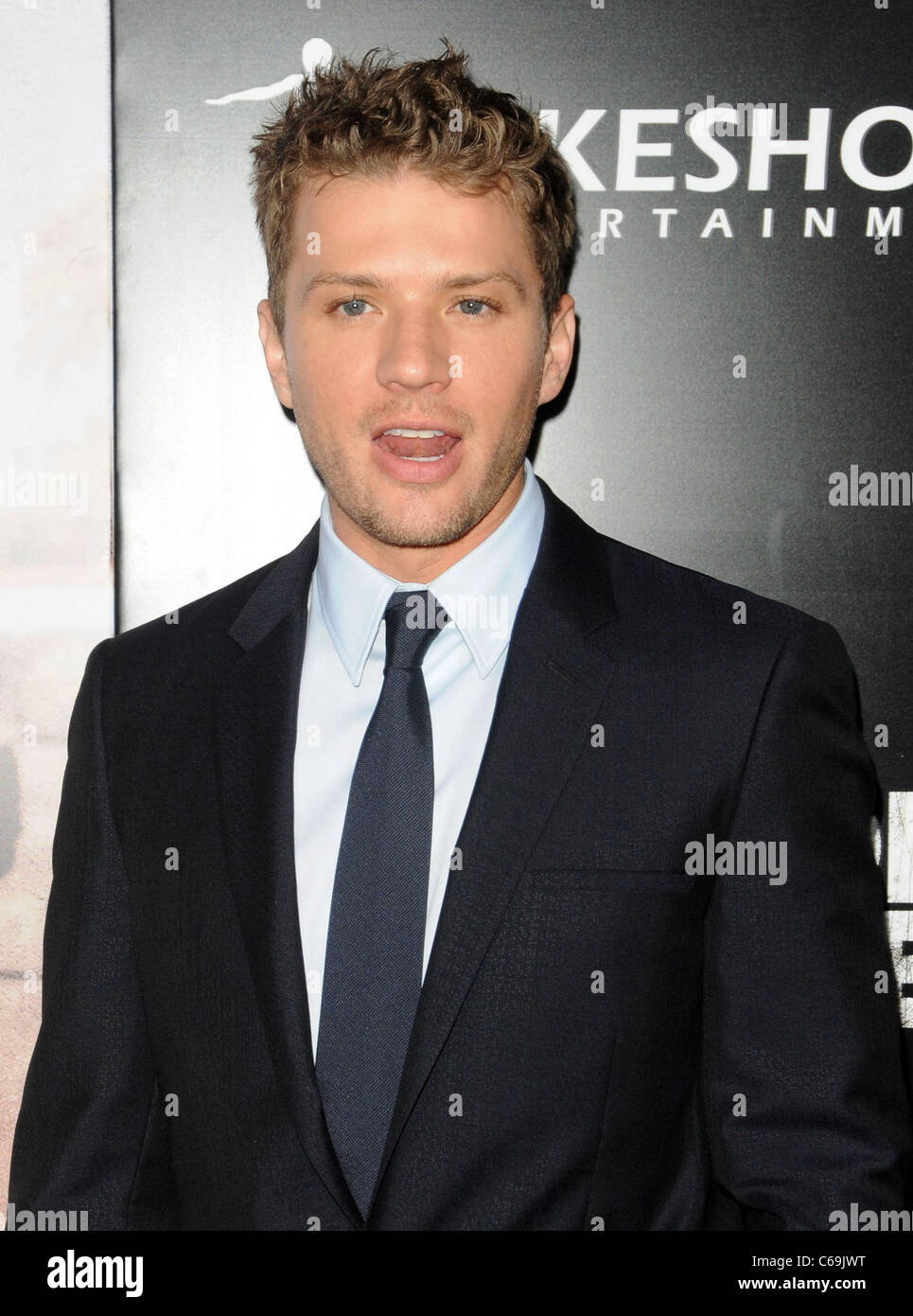 965x1390  Райан Филлипп - Фотографии Райана Филлиппа - Зимбио