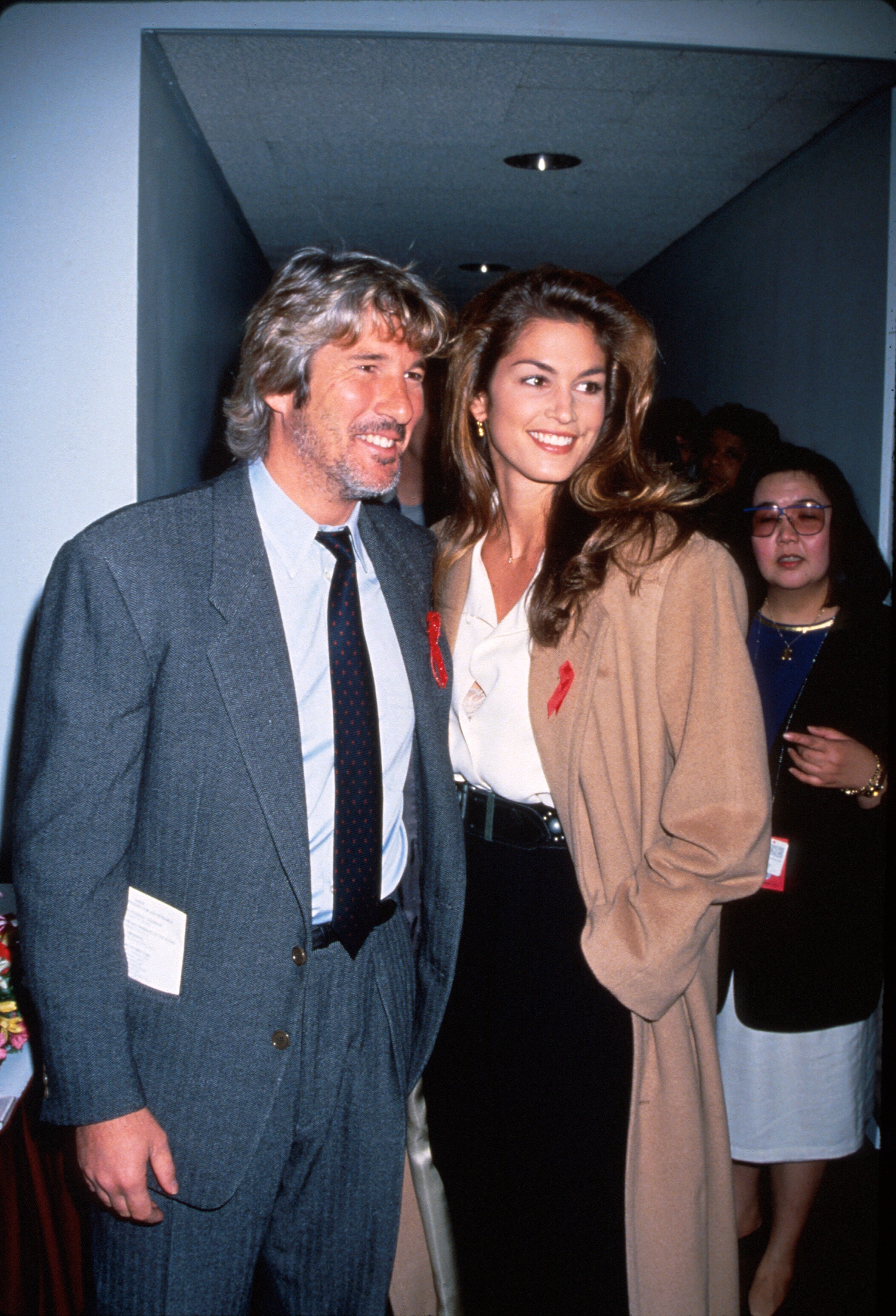 2105x3091  Хачи: сказка собаки (2009)