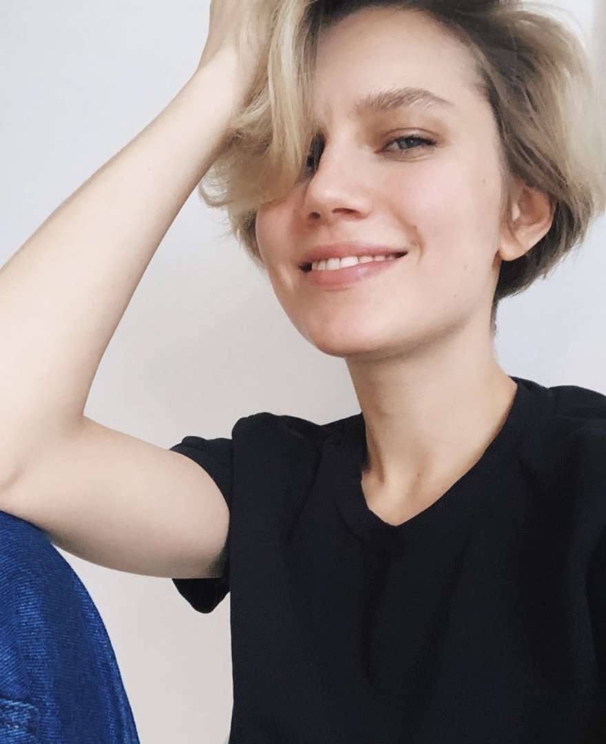 880x1080  Дарья Мельникова разделась на камеру - фото