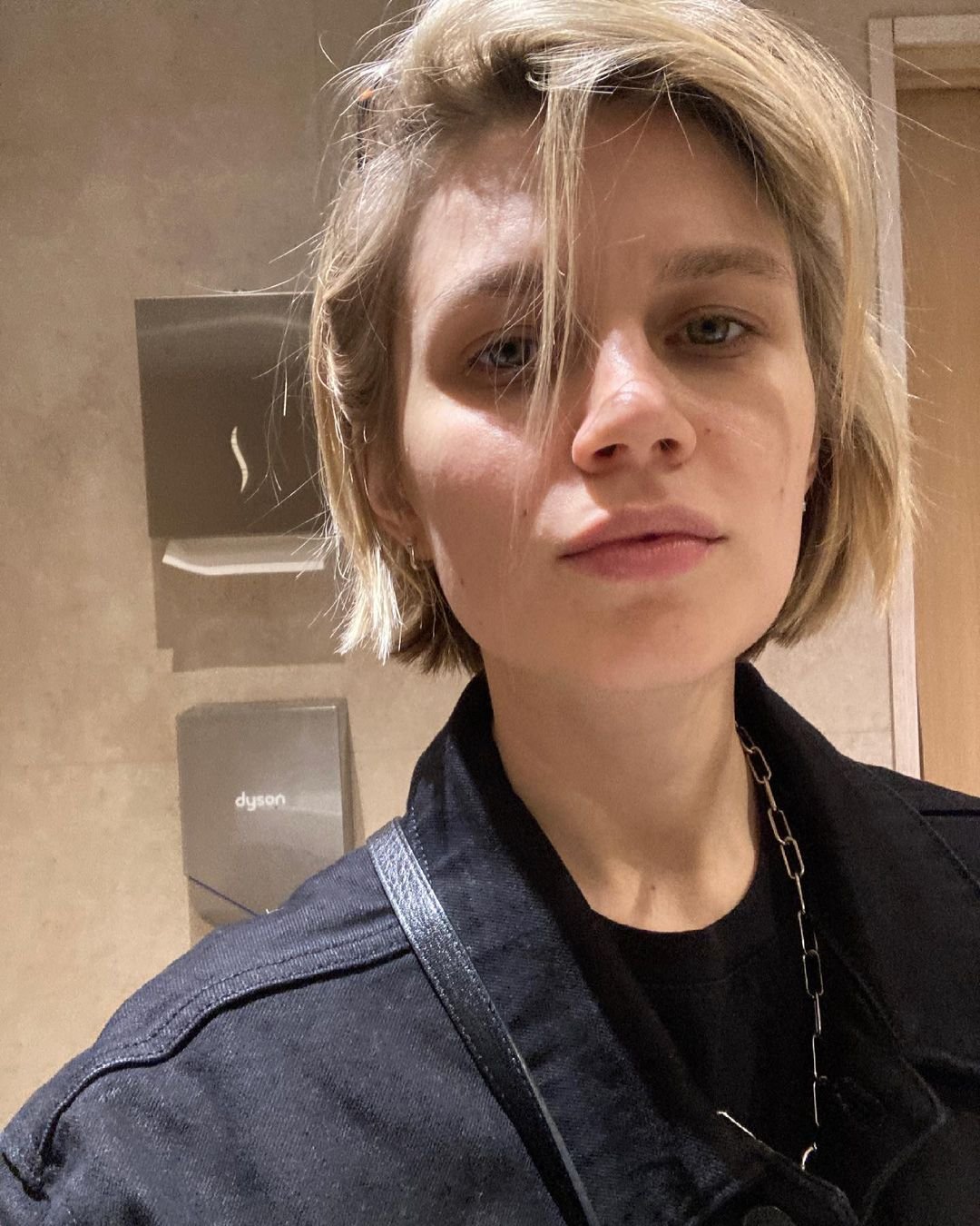 1080x1350  Звезда «Папиных дочек» Мельникова в кожаном мини засветила ножки-палочки |  WMJ.ru