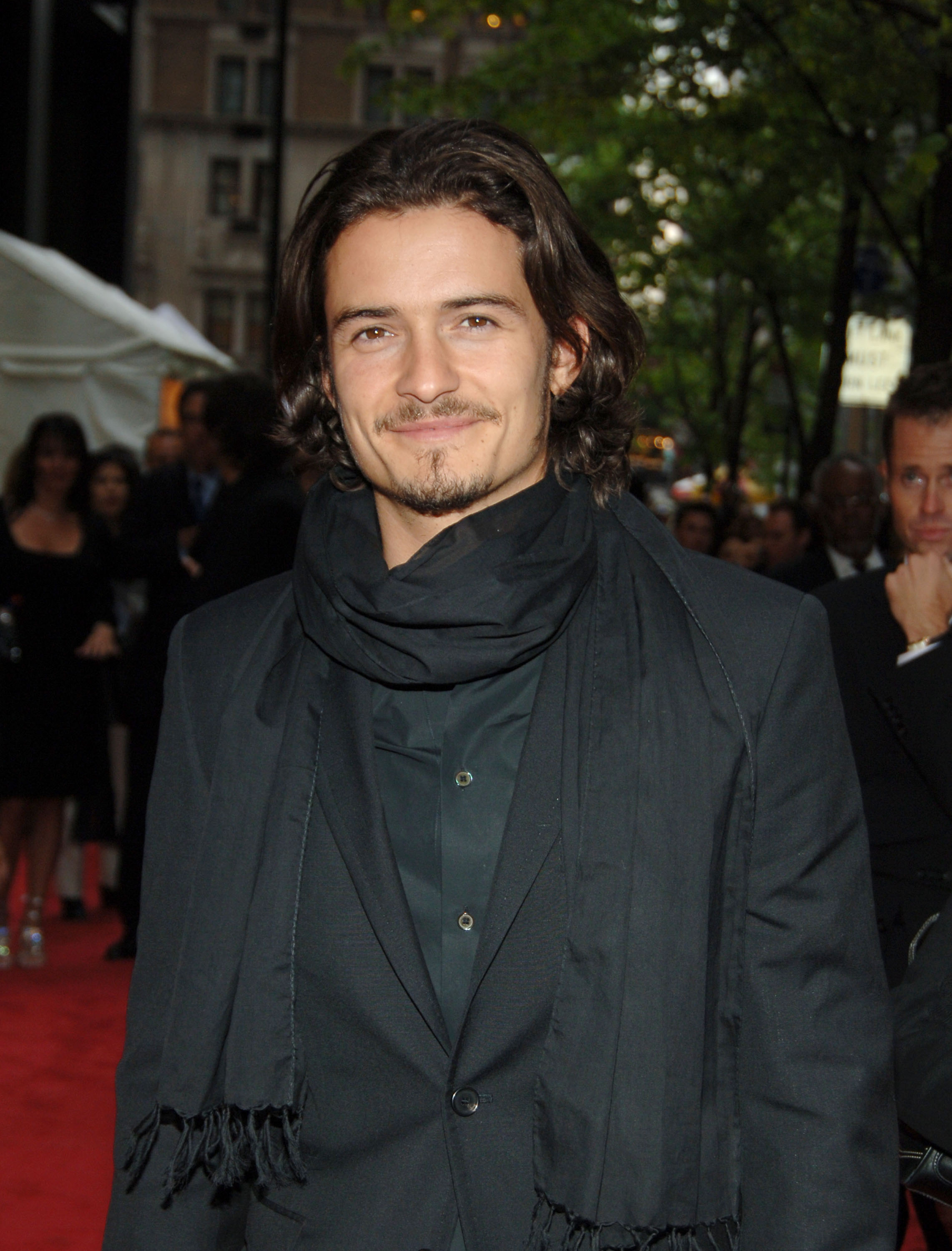 2283x3000  Орландо Блум 8 дюймов на 10 дюймов Фотография Элизабеттаун Пираты из карибских фильмов «Лорд колец» фильмы от талии в голубой рубашке с облаками неба \ u0026 в фоновой позе