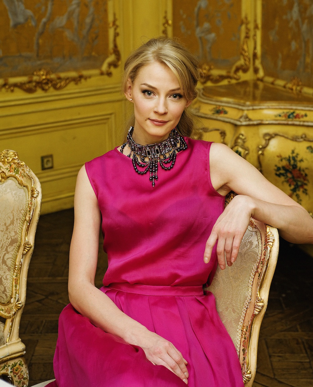 1000x1237  Светлана Ходченкова в мини-шортах произвела фурор на премьере «Одноклассниц»