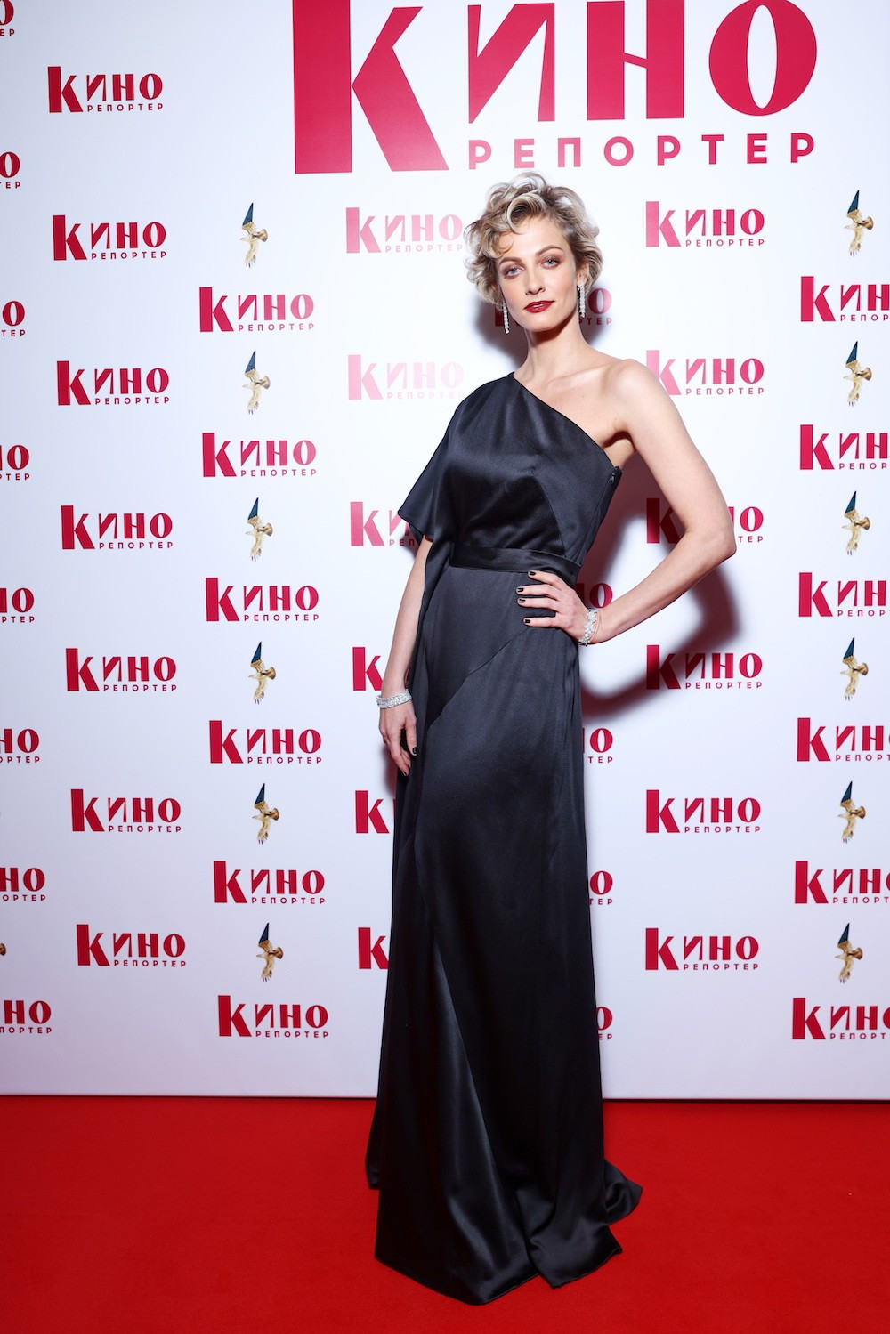 1000x1499  Это очень страшно»: Полина Максимова рассказала о нападении