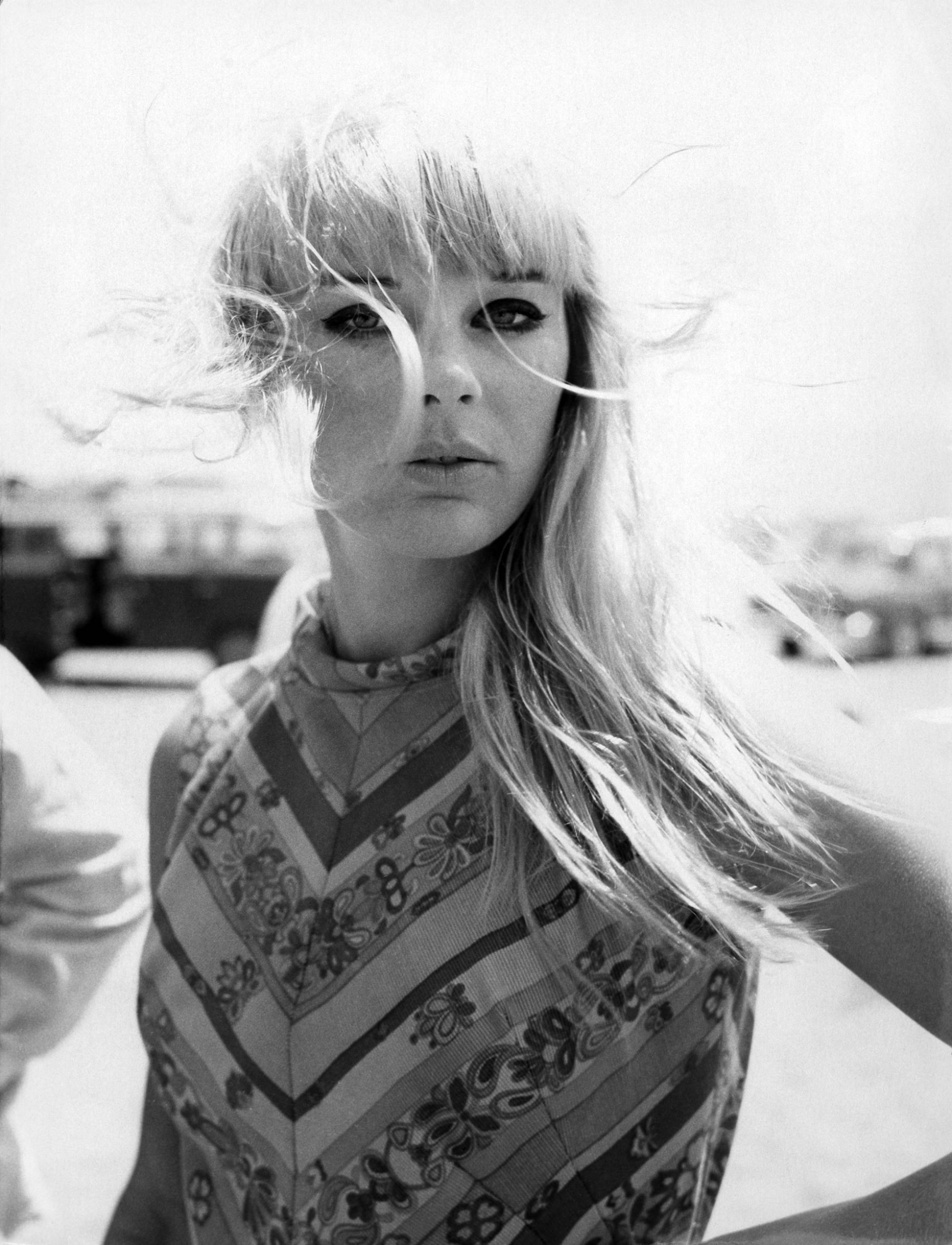 1900x2483  HD обои: пальто, повесительное на стенах, Grascale Photography of Heal и шляпы, передаваемой на стене в коридоре | Обои