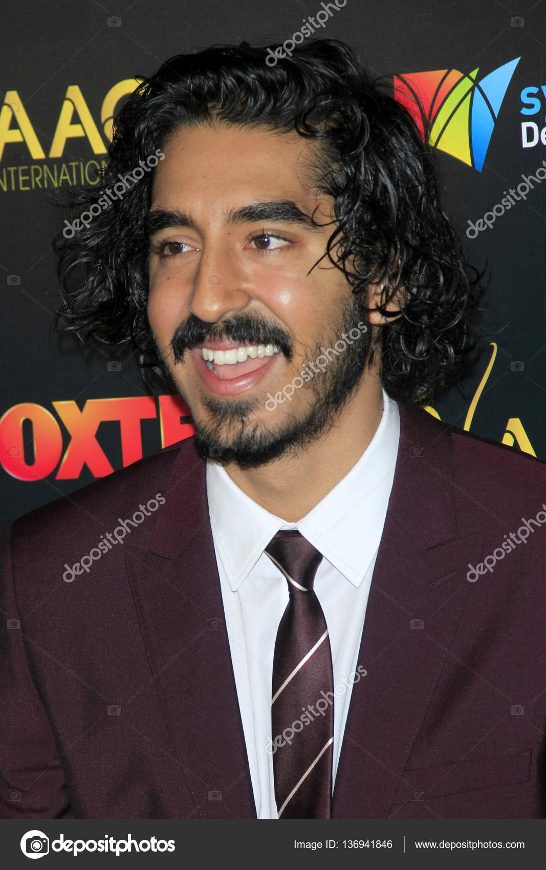 1067x1700  Приколоть стиль знаменитостей в церемонии награждения