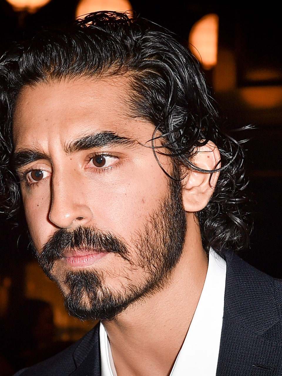 960x1280  Дев Патель вспоминает о своем первоначальном путешествии, говорит, что жестокие комментарии к его внешности повлияли на него