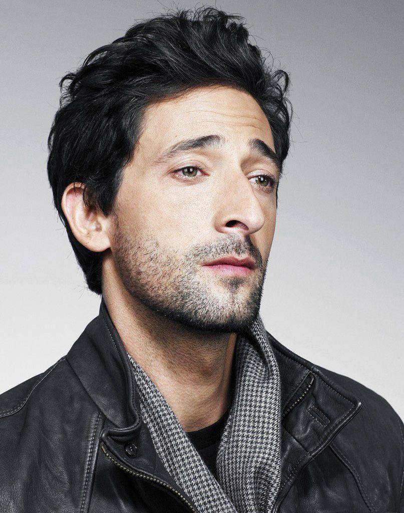 807x1024  Скачать Adrien Brody с цветочными обоями | Wallpapers.com