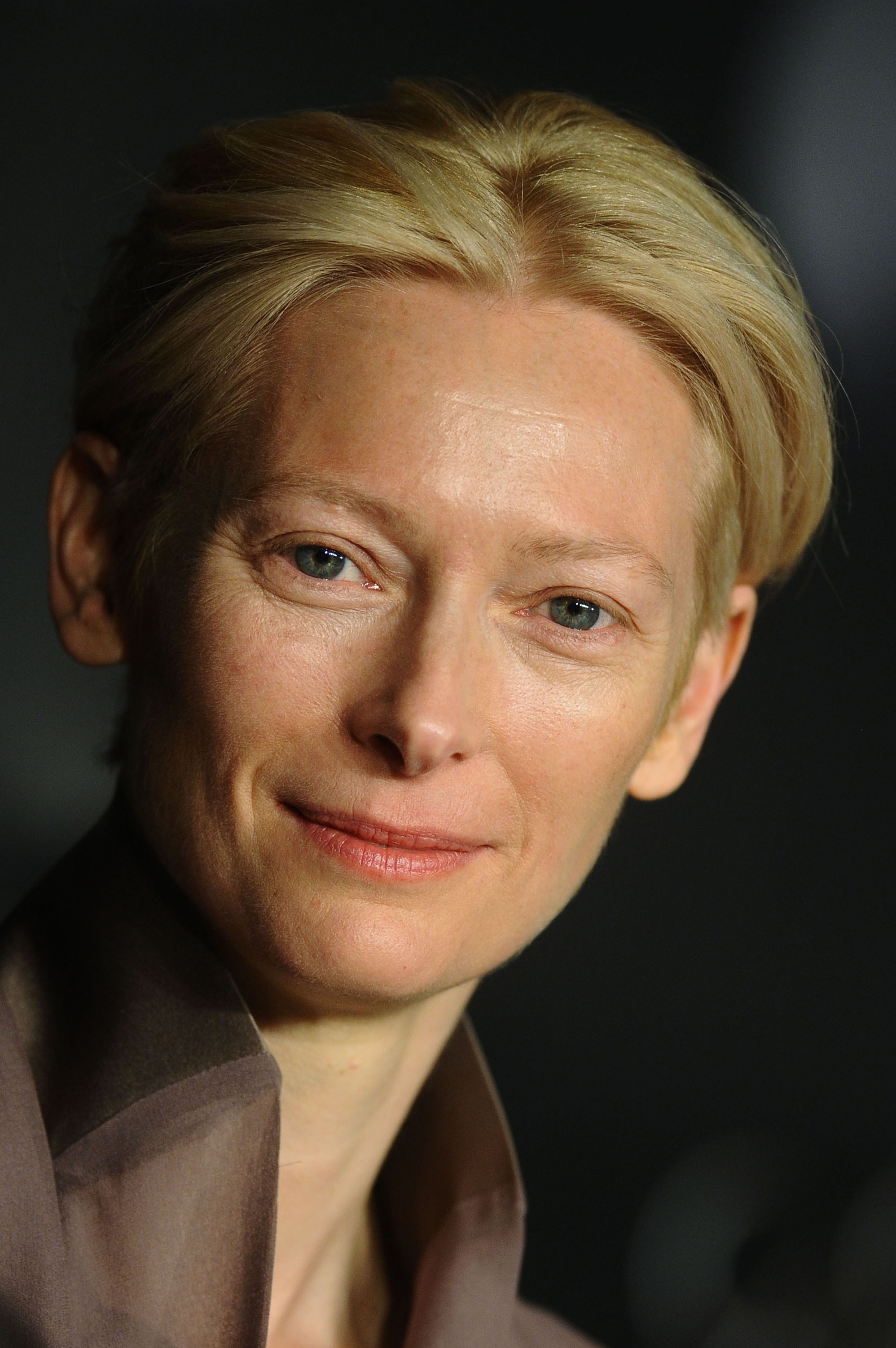 1996x3000  Тильда Суинтон: 25 фотографий актрисы, изменяющей форму, | Время