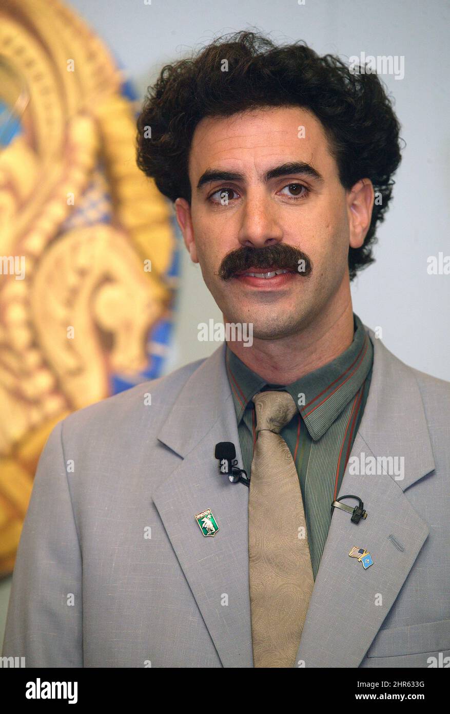 877x1390  Саша Барон Коэн оживляет Бората, чтобы жарить Канье Уэста и Дональда Трампа | Ярмарка Тщеславия