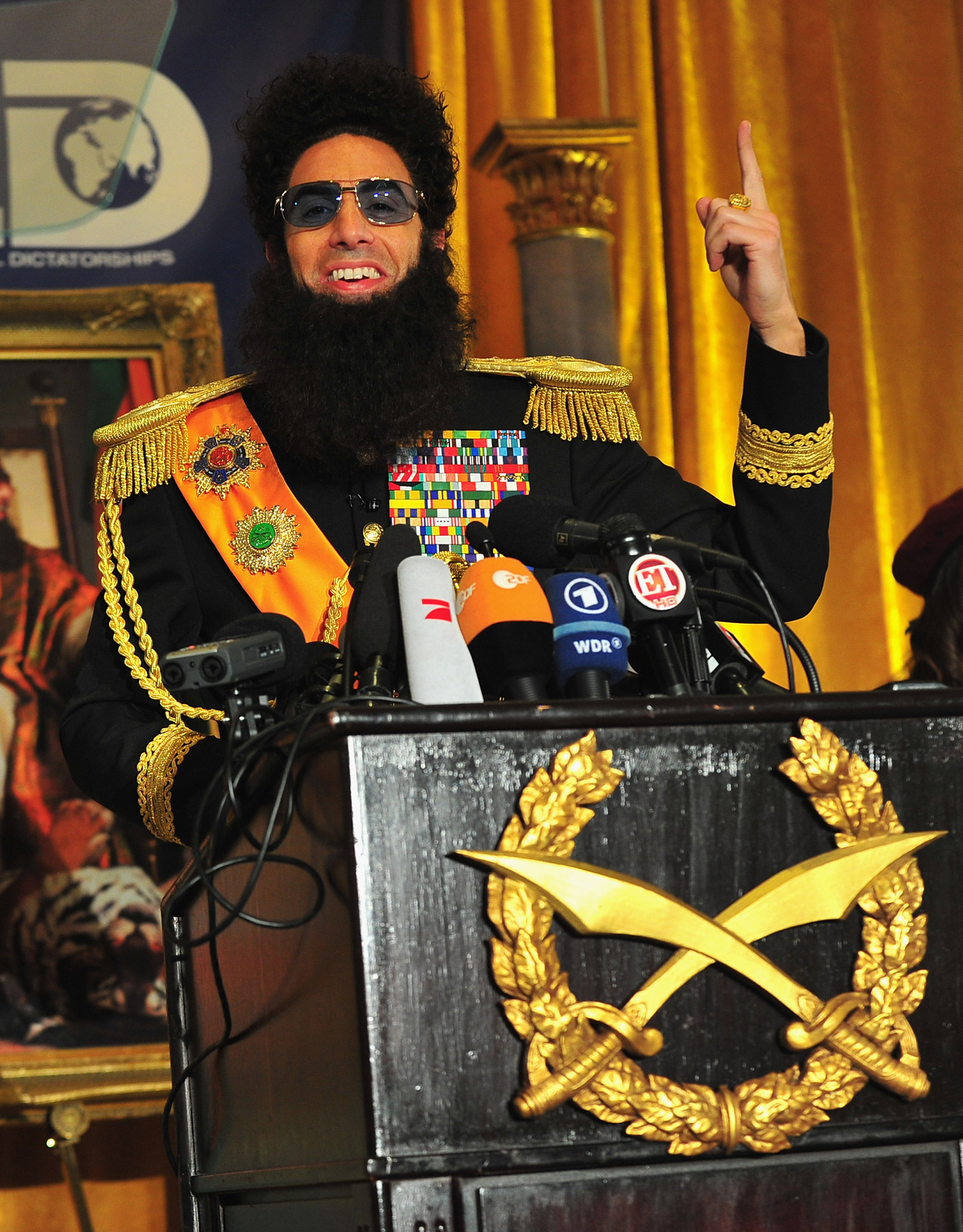 1600x2048  Саша Барон Коэн - один из артистов года EW 2020 года | EW.com