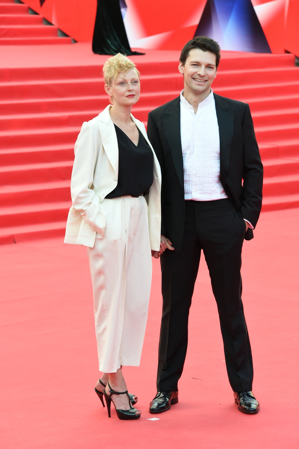 1136x1707  https://oboi-download.ru/phone/daniil-strakhov-oboi-na-telefon/