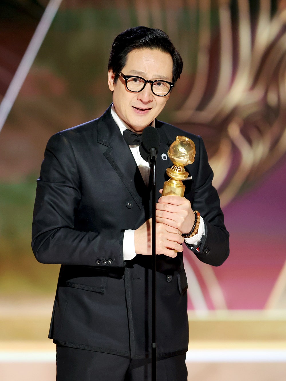 999x1332  Ke Huy Quan выигрывает лучшего актера второго плана на Golden Globes 2023 | Ярмарка Тщеславия