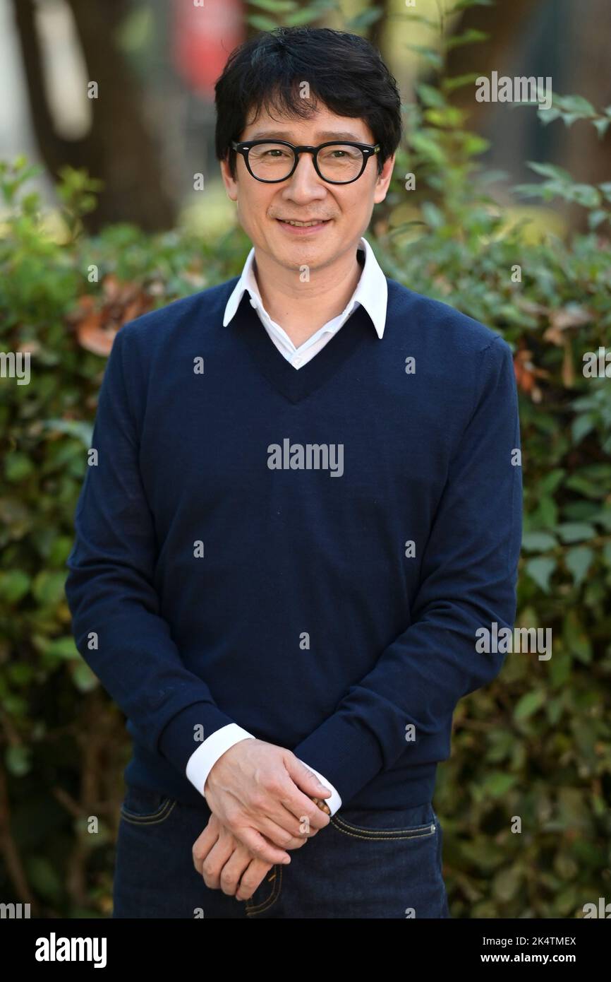 866x1390  Рим, Итальен. 04. Октобер 2022. Ke Huy Quan Nimmt An Der Fotowand Des Films 'Alles überall Auf einmal' im casa del Cinema teil. Kredit: Sopa Images Limited/Alamy Live Nachrichten Stockfotografie - Alamy