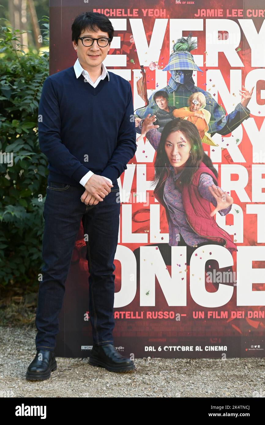 866x1390  https://www.dundalkdemocrat.ie/news/national-news/1047077/ke-huy-quan-hails-trairsing-diversity-within-film-dustry-in-sag-ward-peech.html