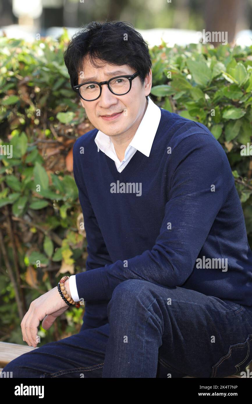 866x1390  Le Retour Inespéré de Ke Huy Quan, псевдоним Demi-Lune Dans Indiana Jones, Après une Longue Traversée du Désert | Ярмарка Тщеславия