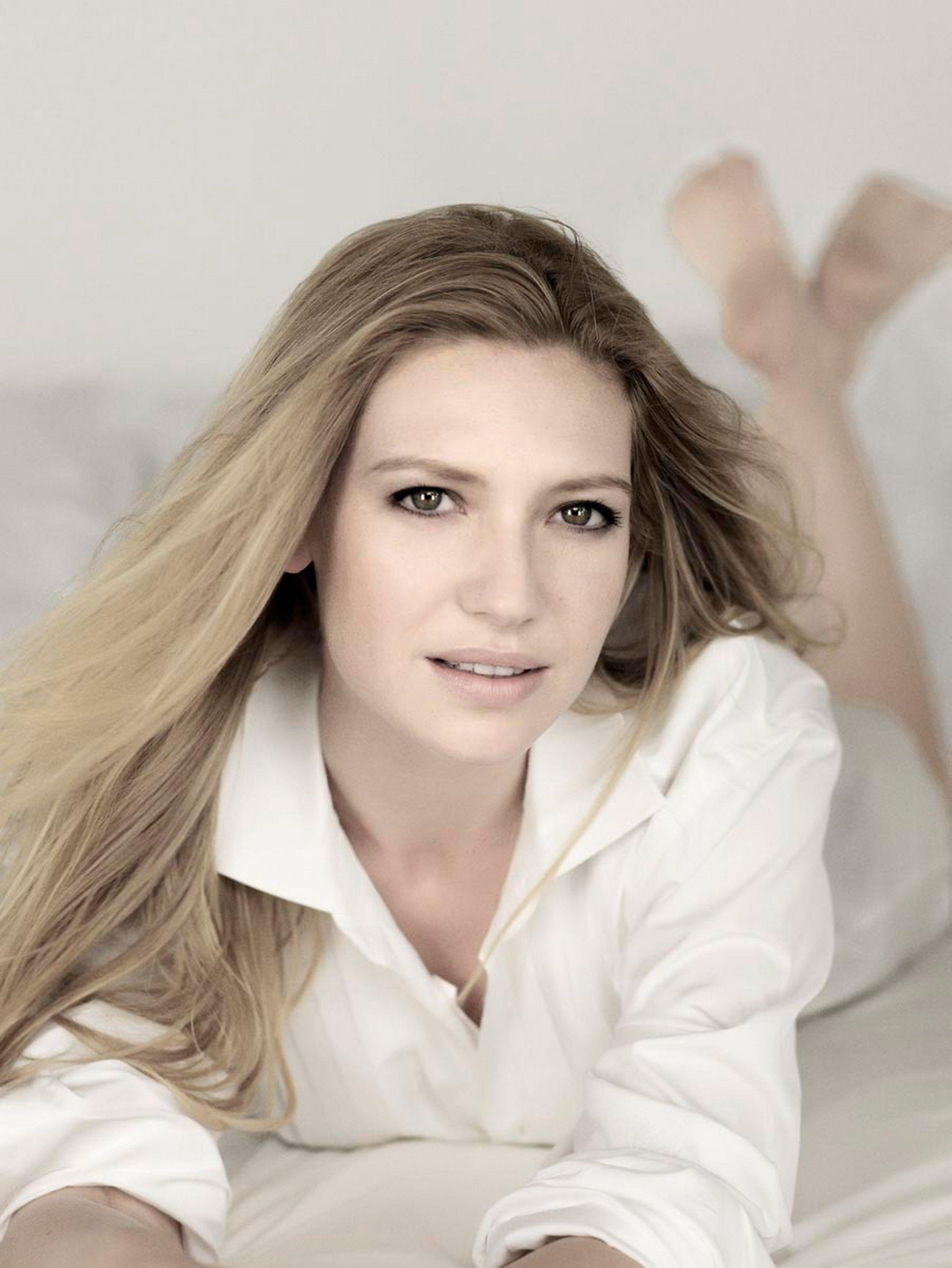 Анна Торв обои на телефон