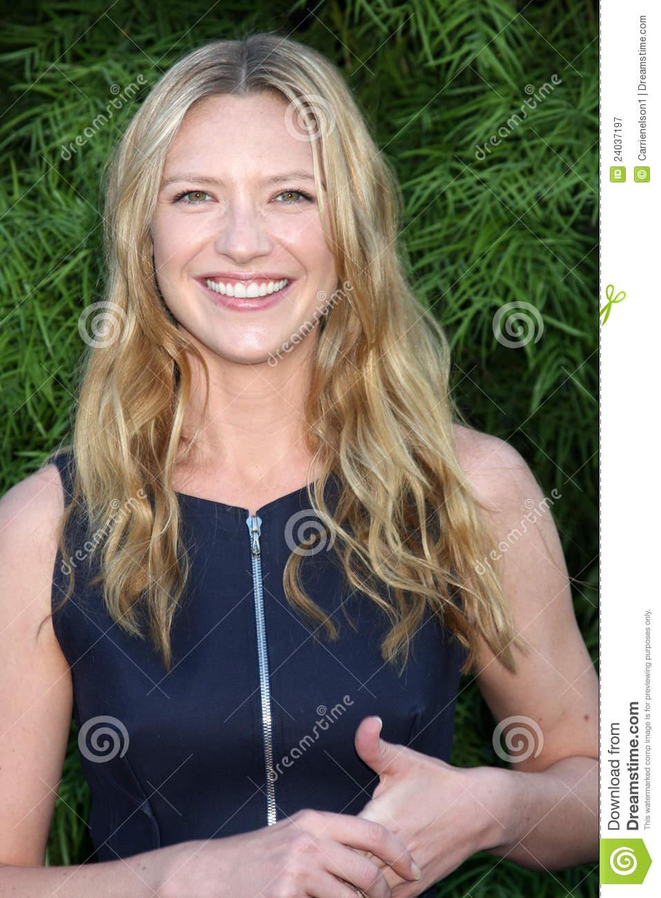 957x1300  Анна Торв в бикини на пляже на Гавайях - Hawtcelebs