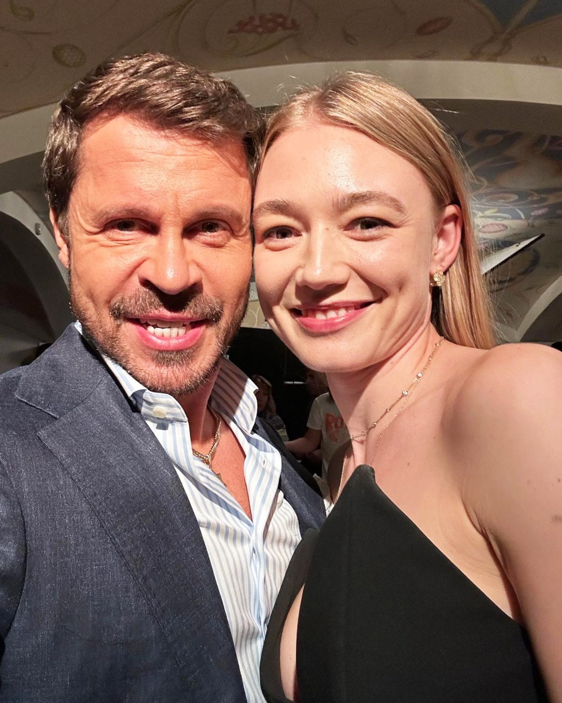 1880x2350  Павел Деревянко блеснул обнаженным торсом и густыми усами