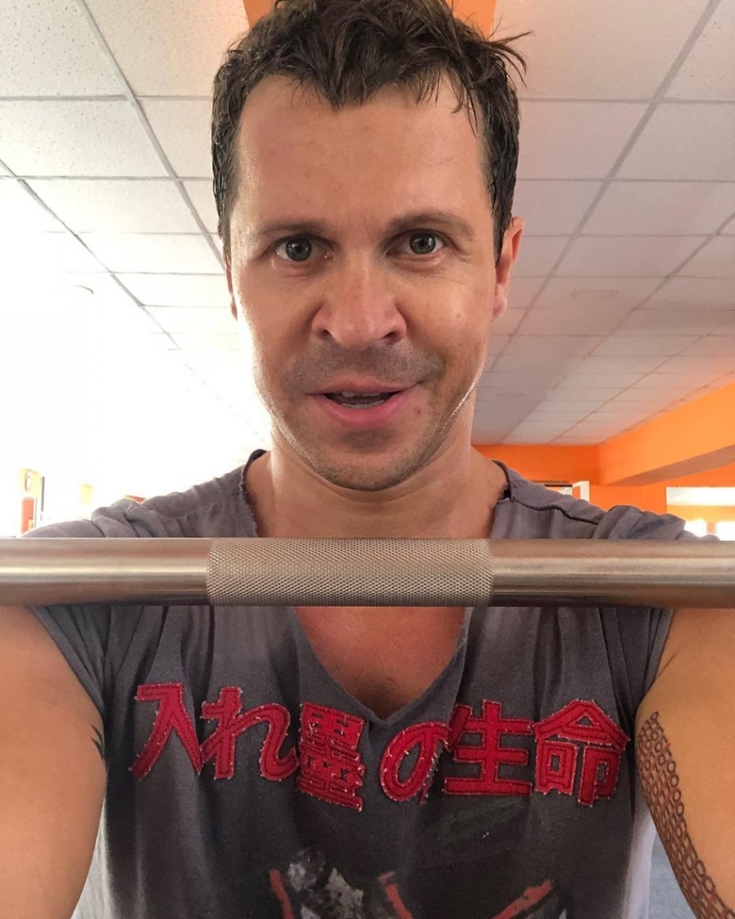 819x1024  Красаффчик, стиляга, брутал»: звезда сериалов Павел Деревянко примерил  бороду - KP.RU