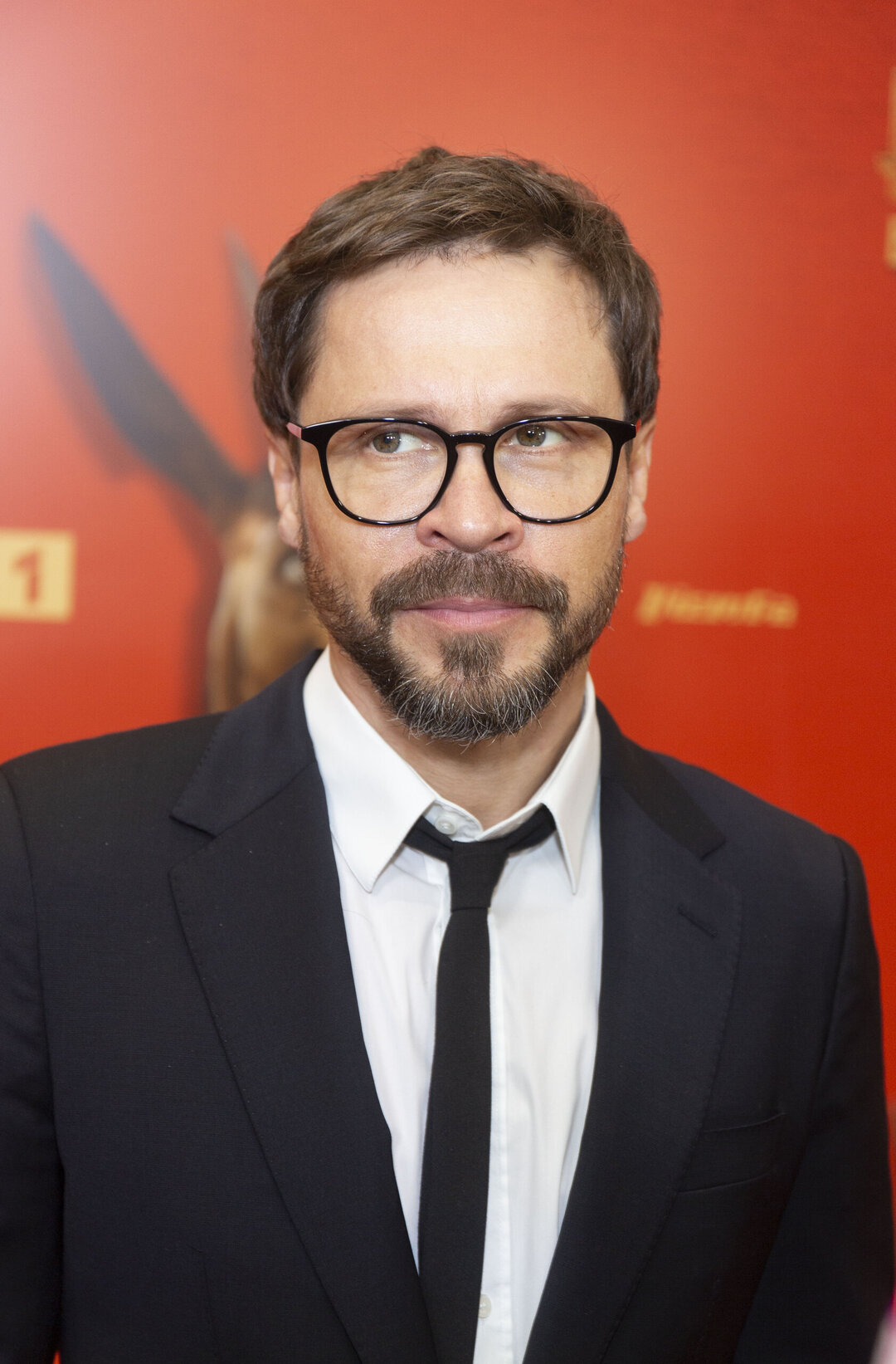 1080x1643  Павел Деревянко впервые вывел в свет свою новую девушку-блондинку