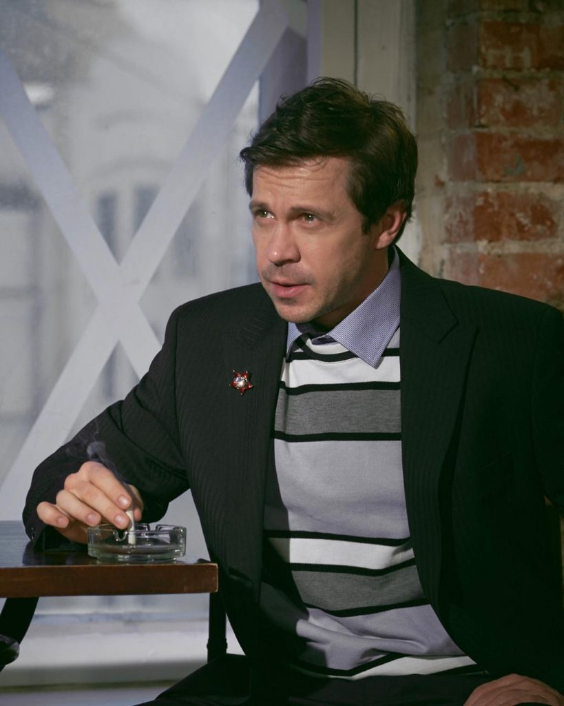 819x1024  Высокие отношения Павла Деревянко