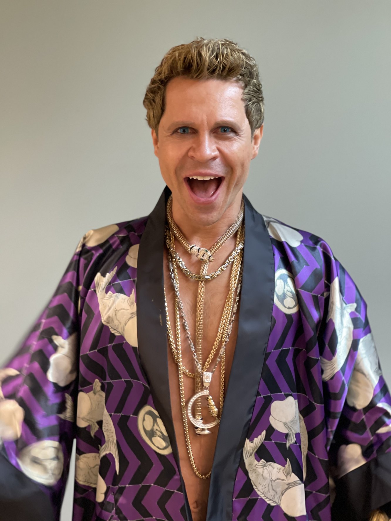 1332x1776  Звезды Comedy Club прокомментировали фото полуобнаженного актера Павла  Деревянко - KP.RU