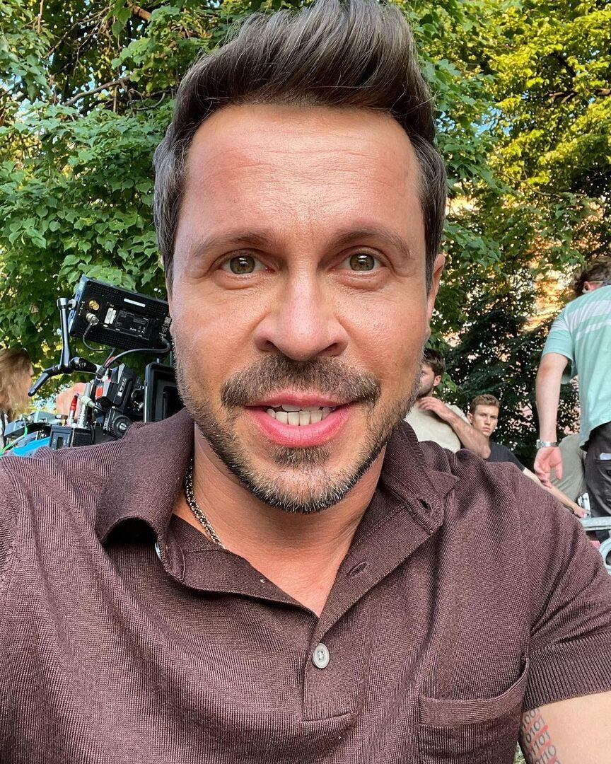 864x1080  Павел Деревянко опубликовал редкий снимок с дочкой | Радио Дача | Дзен