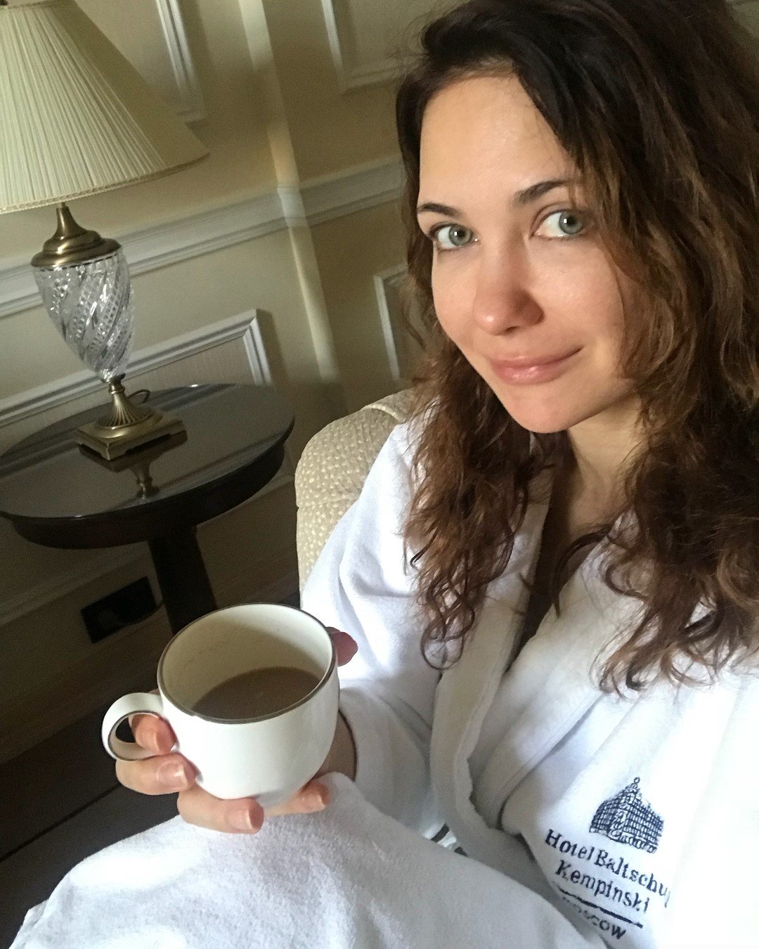 1080x1350  Мать четверых детей Катя Климова показала ноги в экстра-мини-юбке - KP.RU