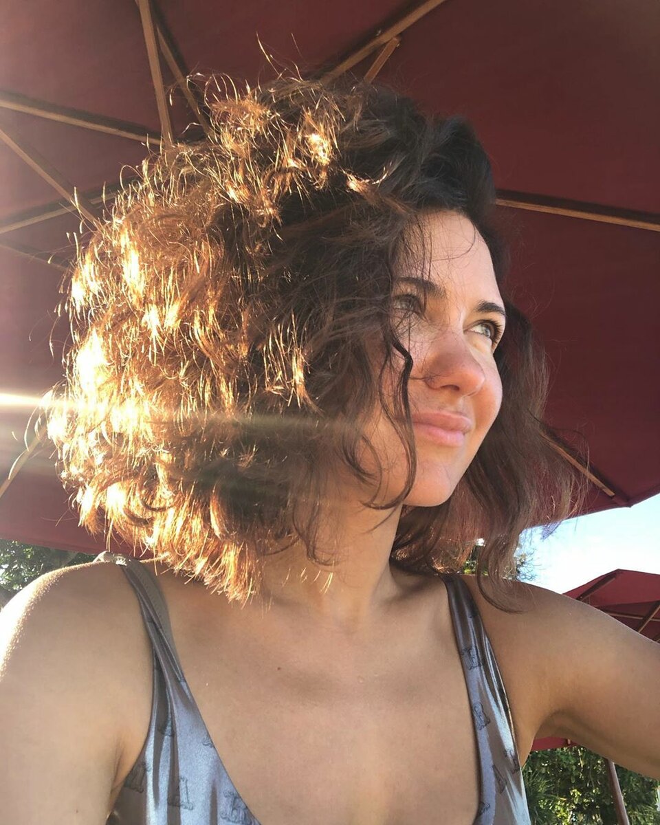 960x1200  Актриса Екатерина Климова с роскошными русыми волосами сменила прическу,  попробовав оттенок блонд