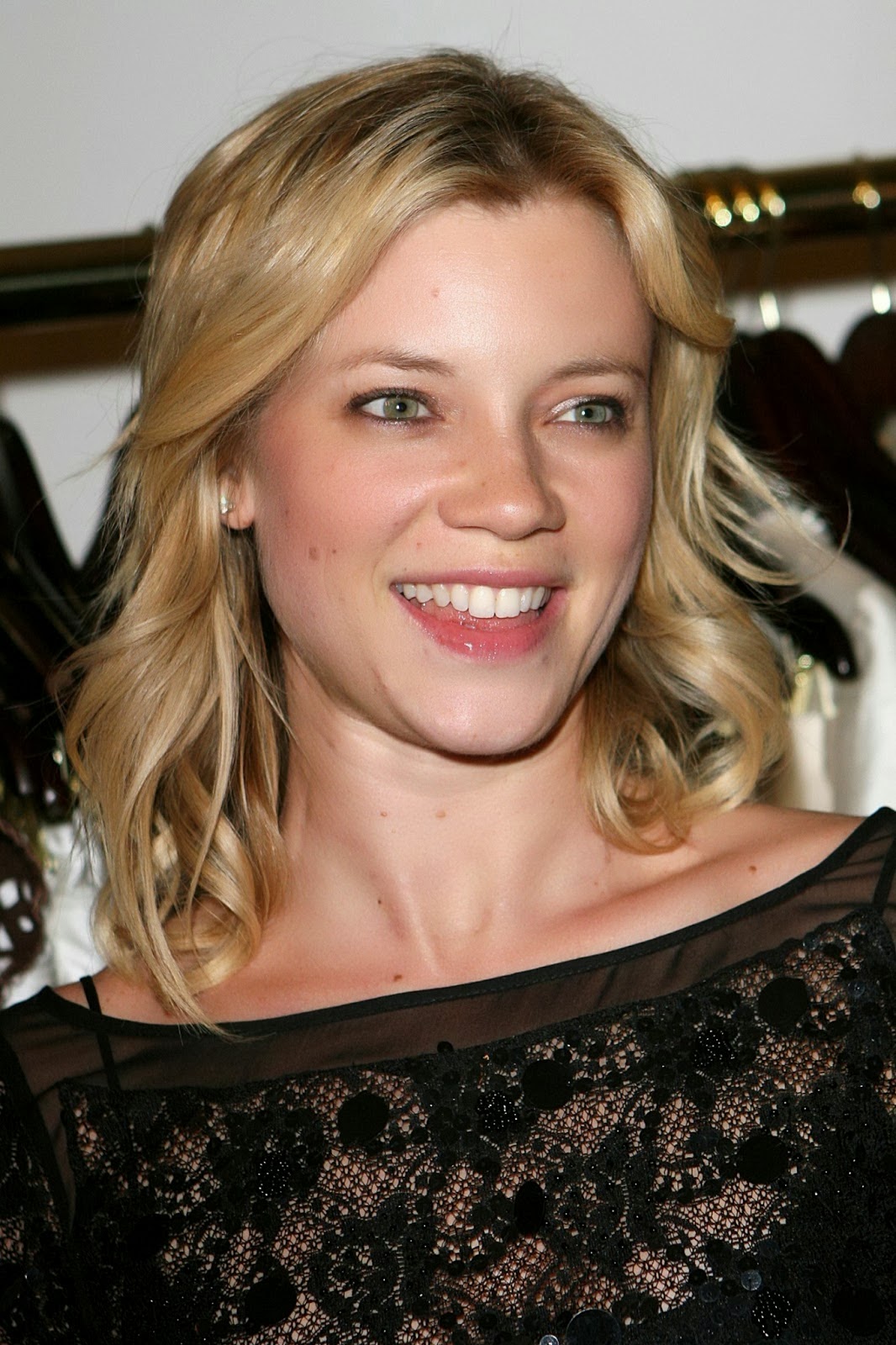 1066x1600  Скачать Amy Smart Grey Dress Model Actress Wallpaper | Wallpapers.com