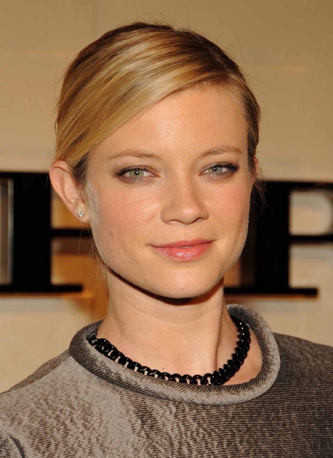 1162x1600  Скачать Amy Smart Actress Улыбнувшие обои | Wallpapers.com