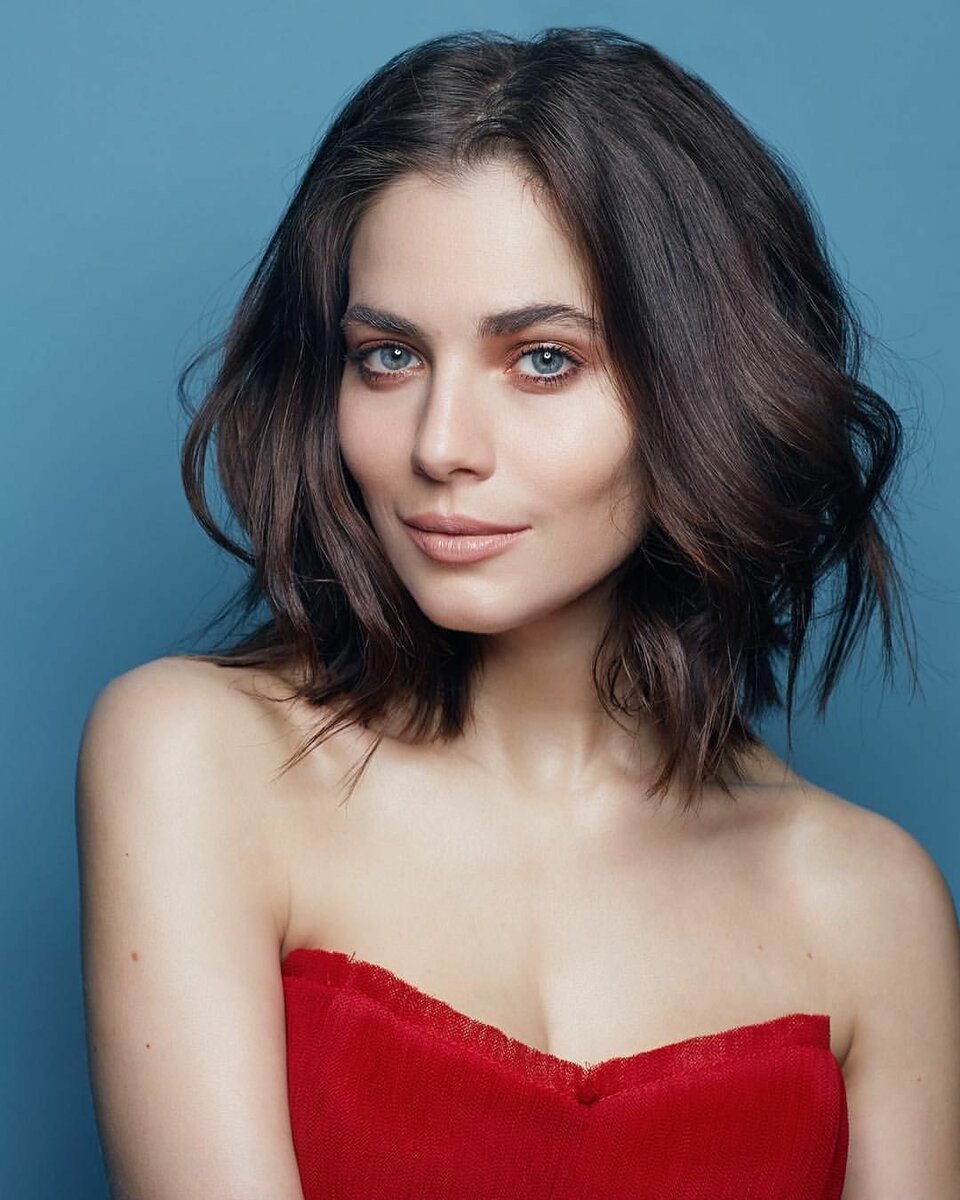 960x1200  Юлия Снигирь без мужа и дочери Пересильд без мамы появились на звездной  премьере в Москве