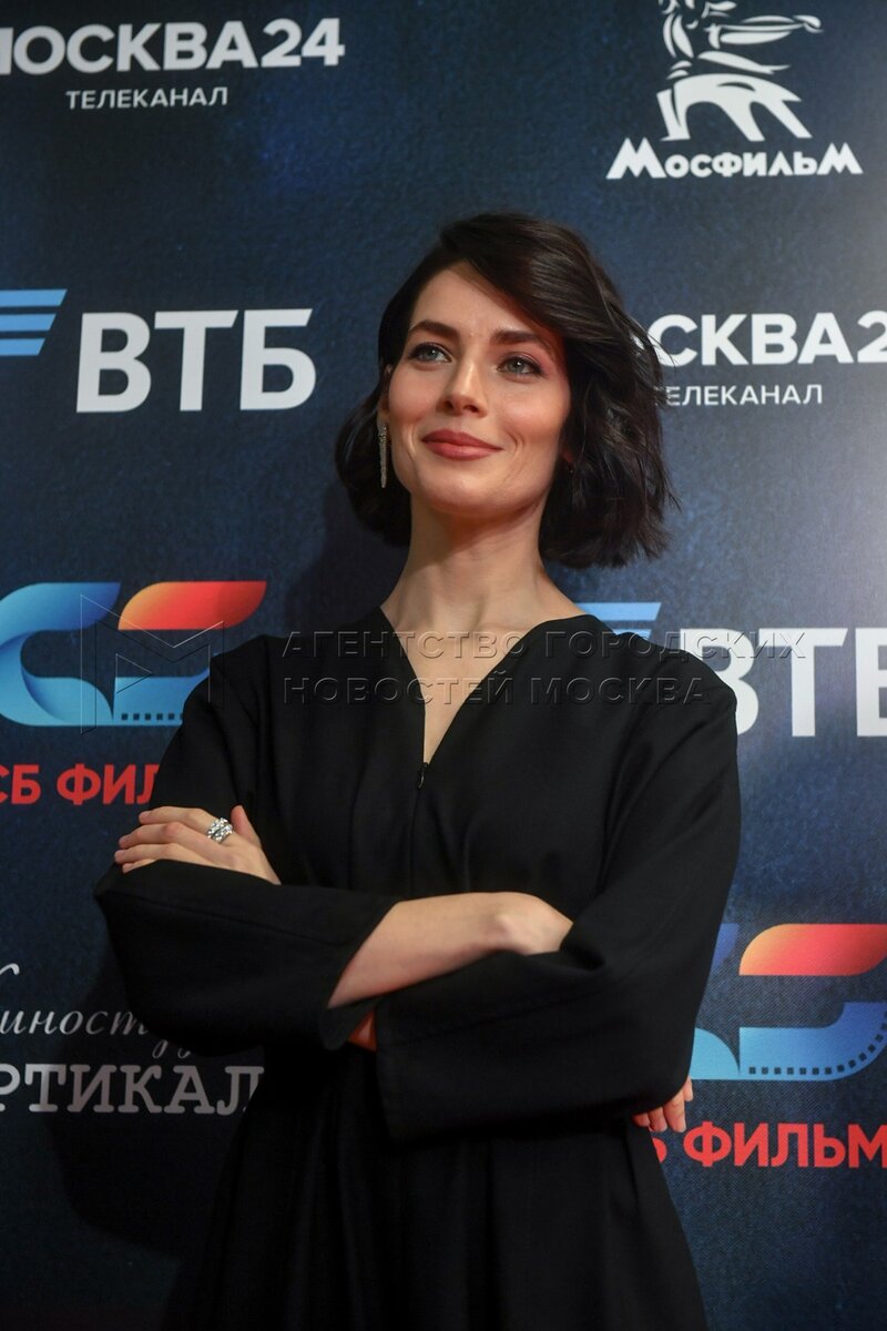 800x1200  Глубокое декольте, крупные серьги и колготки в горох: Юлия Снигирь  примерила смелый образ в стиле 90-х | Passion.ru