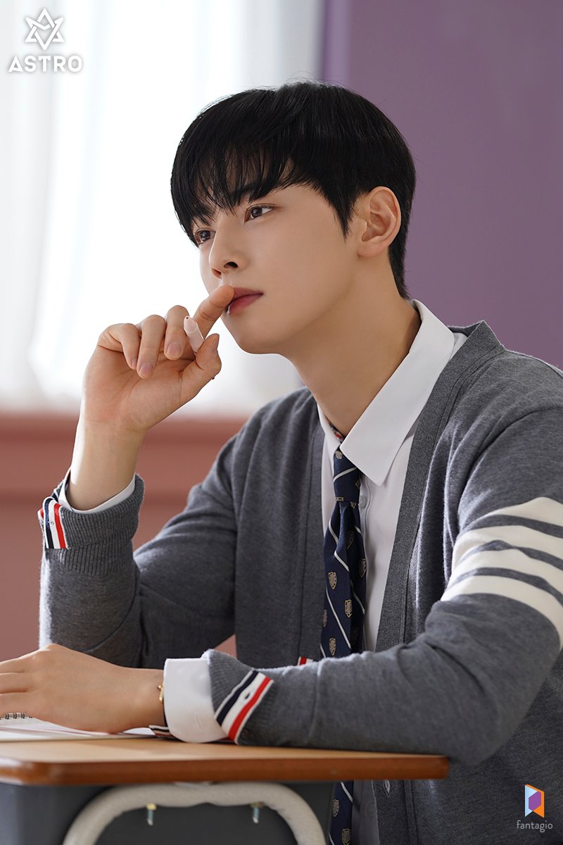 800x1200  Член Astro Cha Eun-Woo представляет свой новый взгляд на Instagram | Kpopstarz