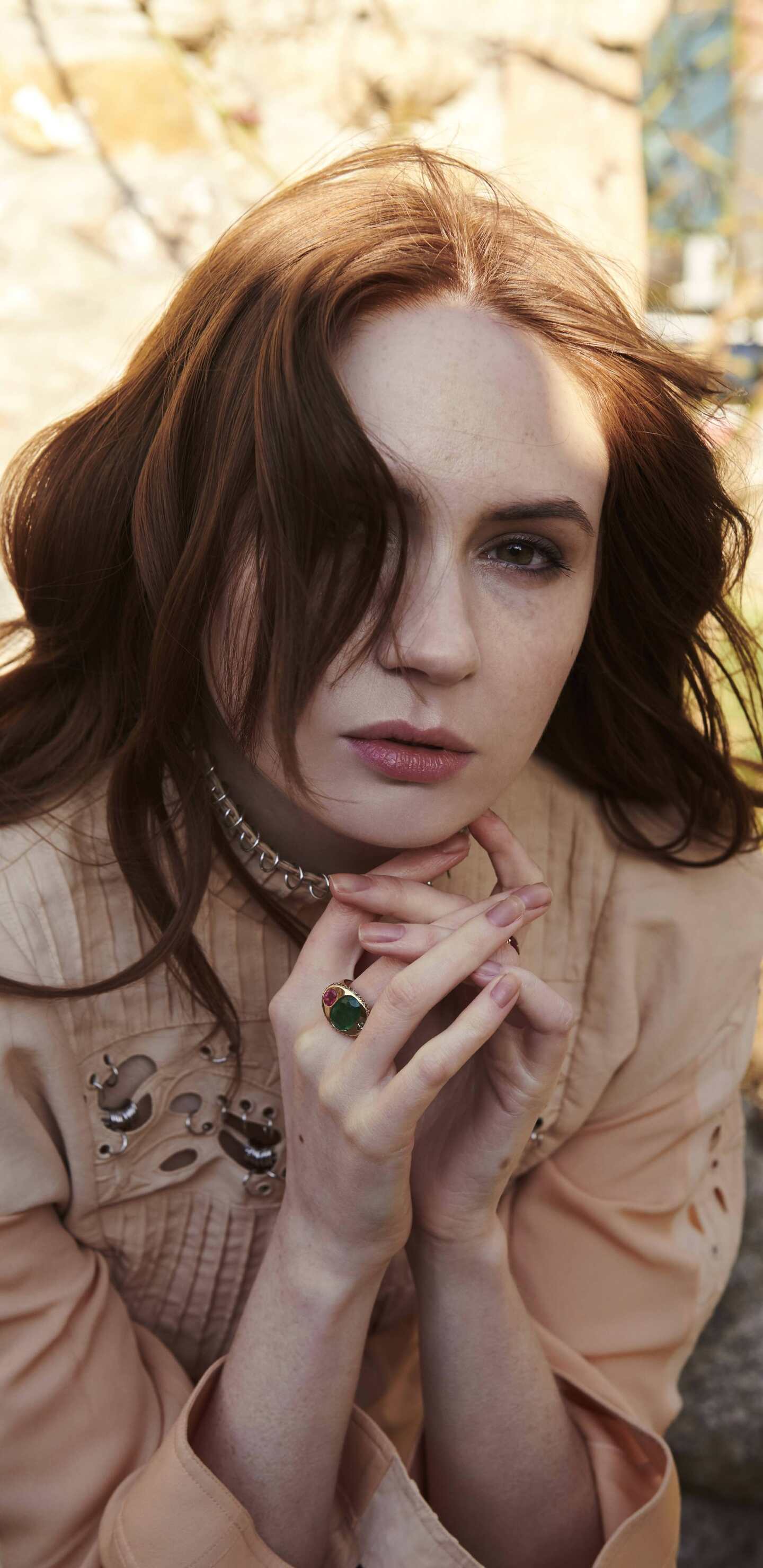 1440x2960  Скачать обои 950x1534 Smile, милая, Карен Гиллан, iPhone, 950x1534 HD, 1079